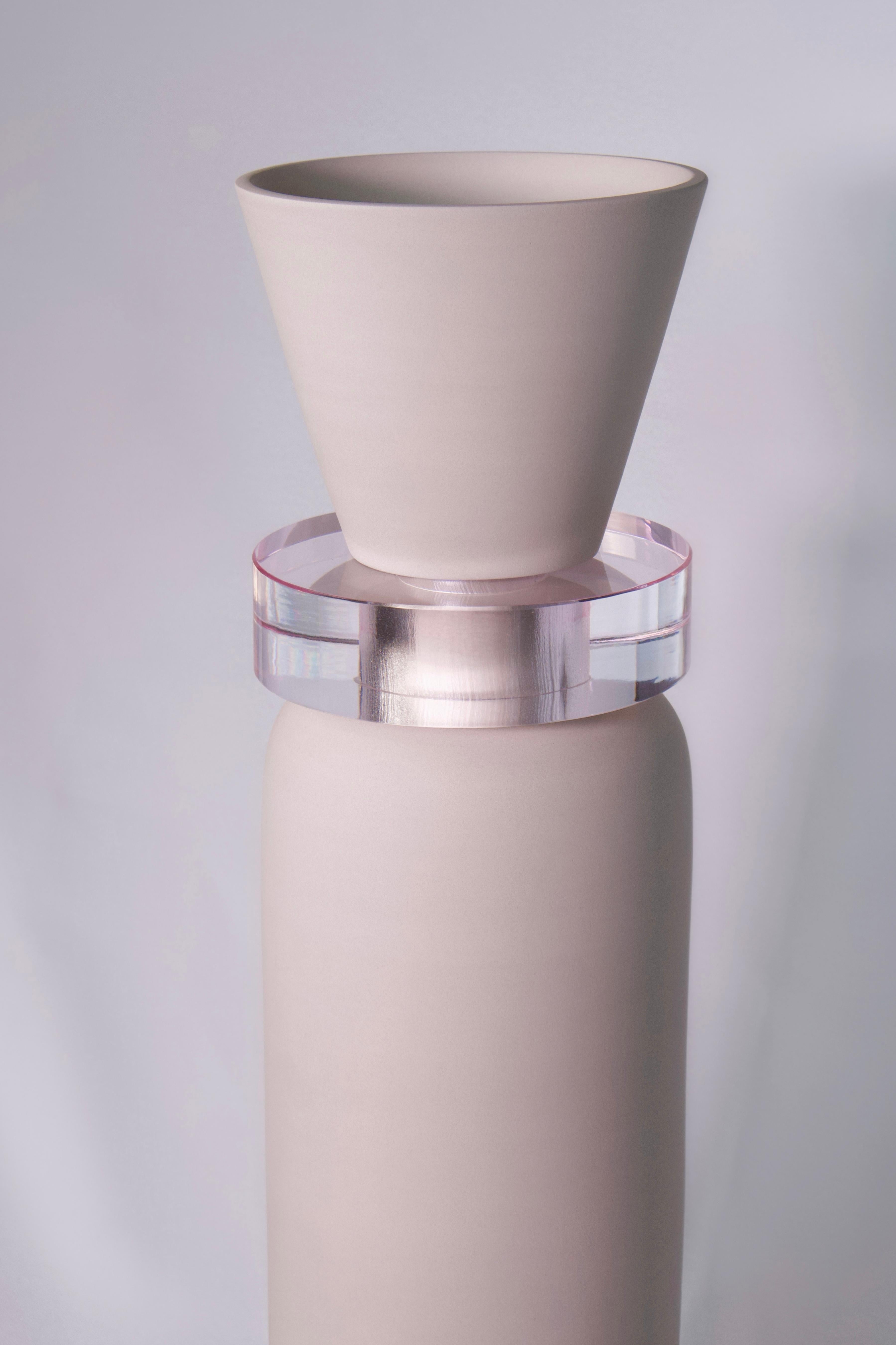 
Hender HENDER 06 es un objeto coleccionable que encarna la tranquila tensión entre la materia prima y la forma refinada. Fabricada totalmente a mano, su base está hecha de arcilla peruana torneada según métodos tradicionales transmitidos de