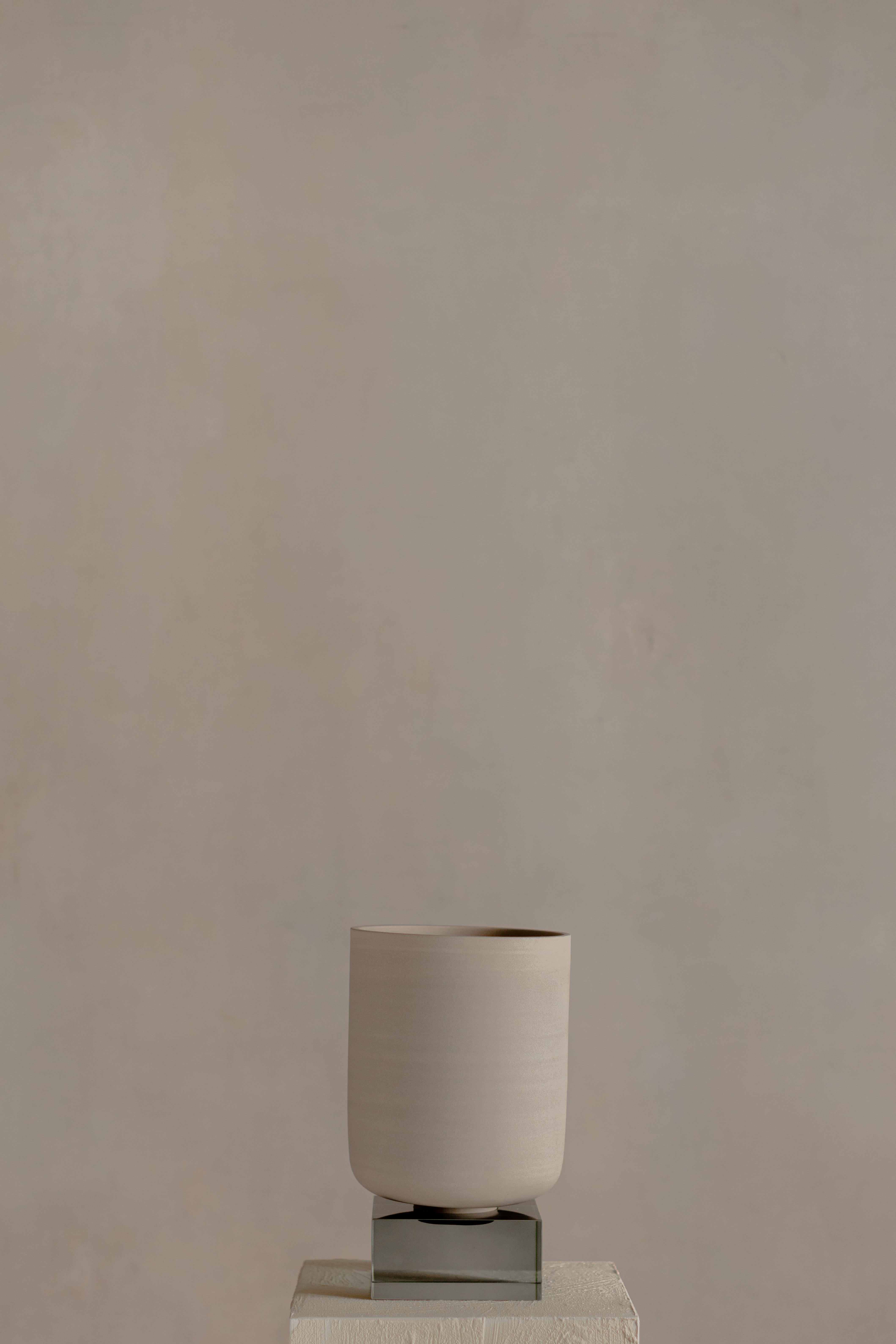 Hender PEAN 01S is a collectible object that embodies the quiet tension between raw material and refined form. Crafted entirely by hand, its base is shaped from Peruvian clay—turned using traditional methods passed down through generations. Resting
