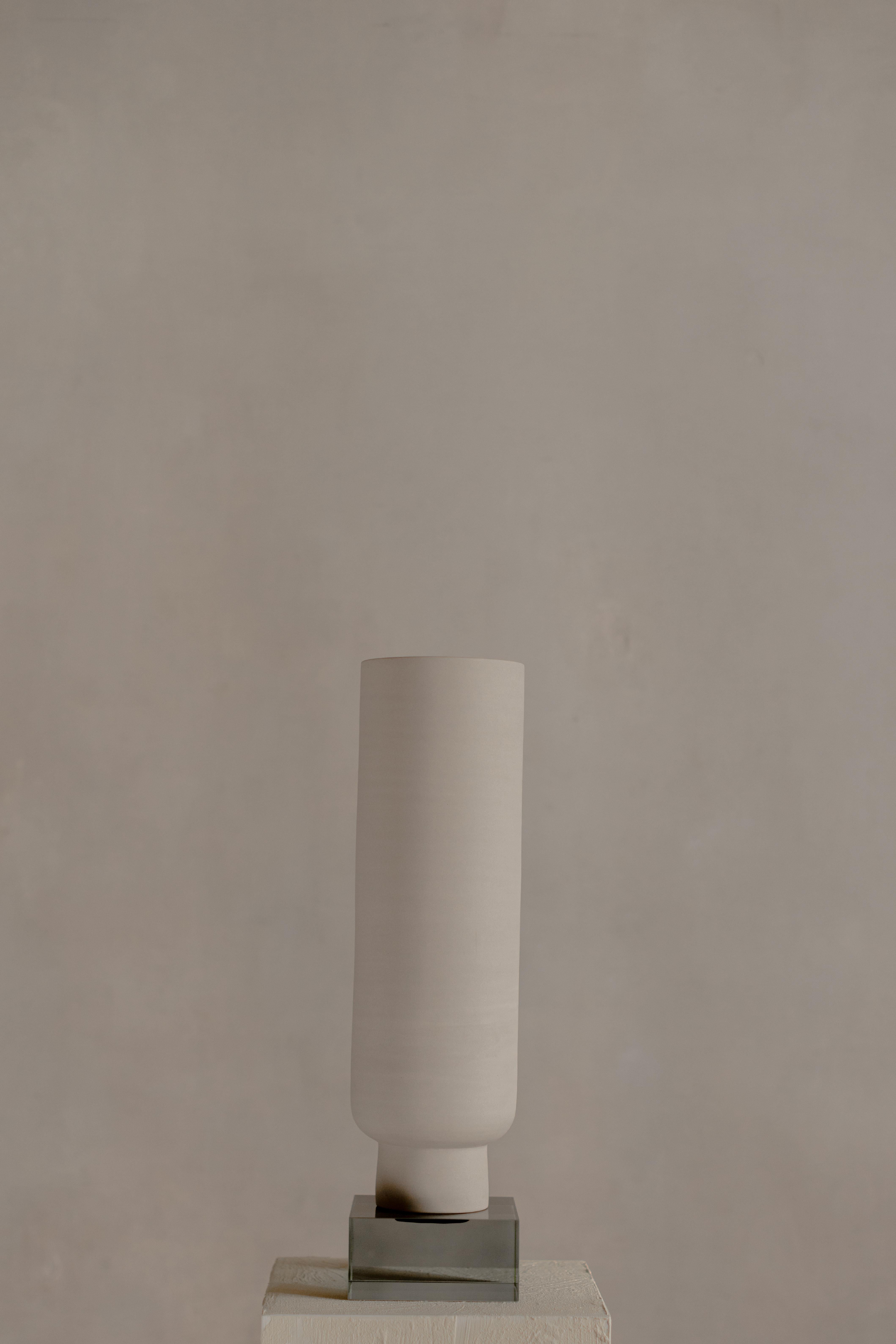 Hender PEANA 03L is a collectible object that embodies the quiet tension between raw material and refined form. Crafted entirely by hand, its base is shaped from Peruvian clay—turned using traditional methods passed down through generations. Resting