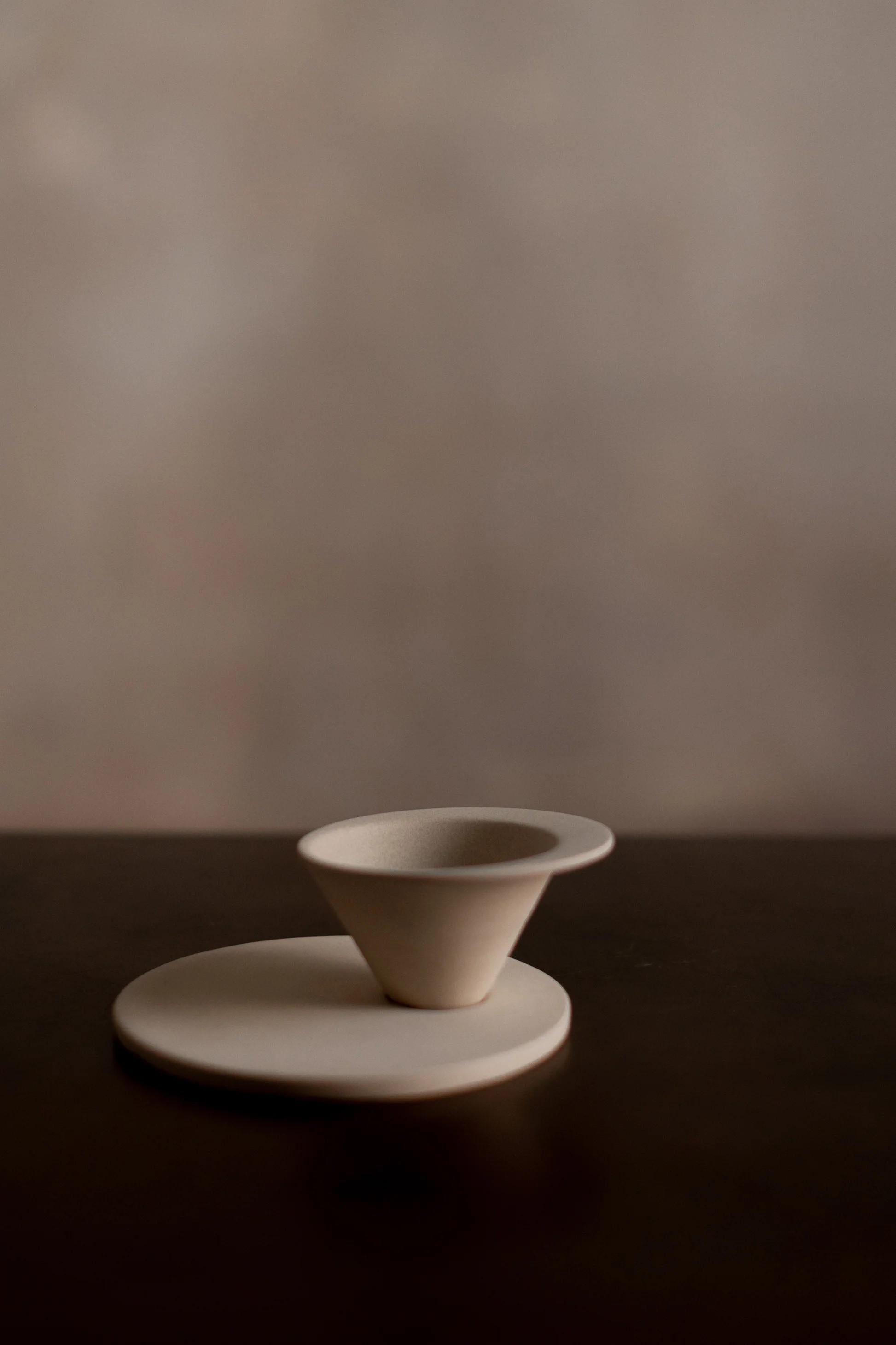 EUCLIDE DRINK-WARE  COLLEZIONE   è un pezzo da collezione della nostra serie di servizi, che incarna la stessa devozione per l'artigianato, l'accuratezza dei materiali e il design intenzionale che definisce l'etica di ÉTER. Formati interamente a