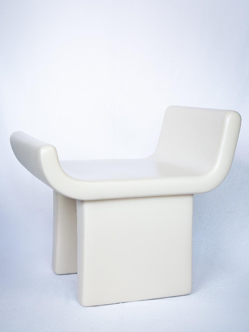 Meubles ÉTER - Collection FACIES

Fabriquée à la main en argile et en résine non toxique, la Collection FACIES redéfinit le mobilier utilitaire comme un geste sculptural. Chaque pièce est soigneusement façonnée à la main, révélant l'honnêteté brute