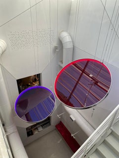 Scultura luminosa Éter di Paul Sende, dischi acrilici illuminati a LED