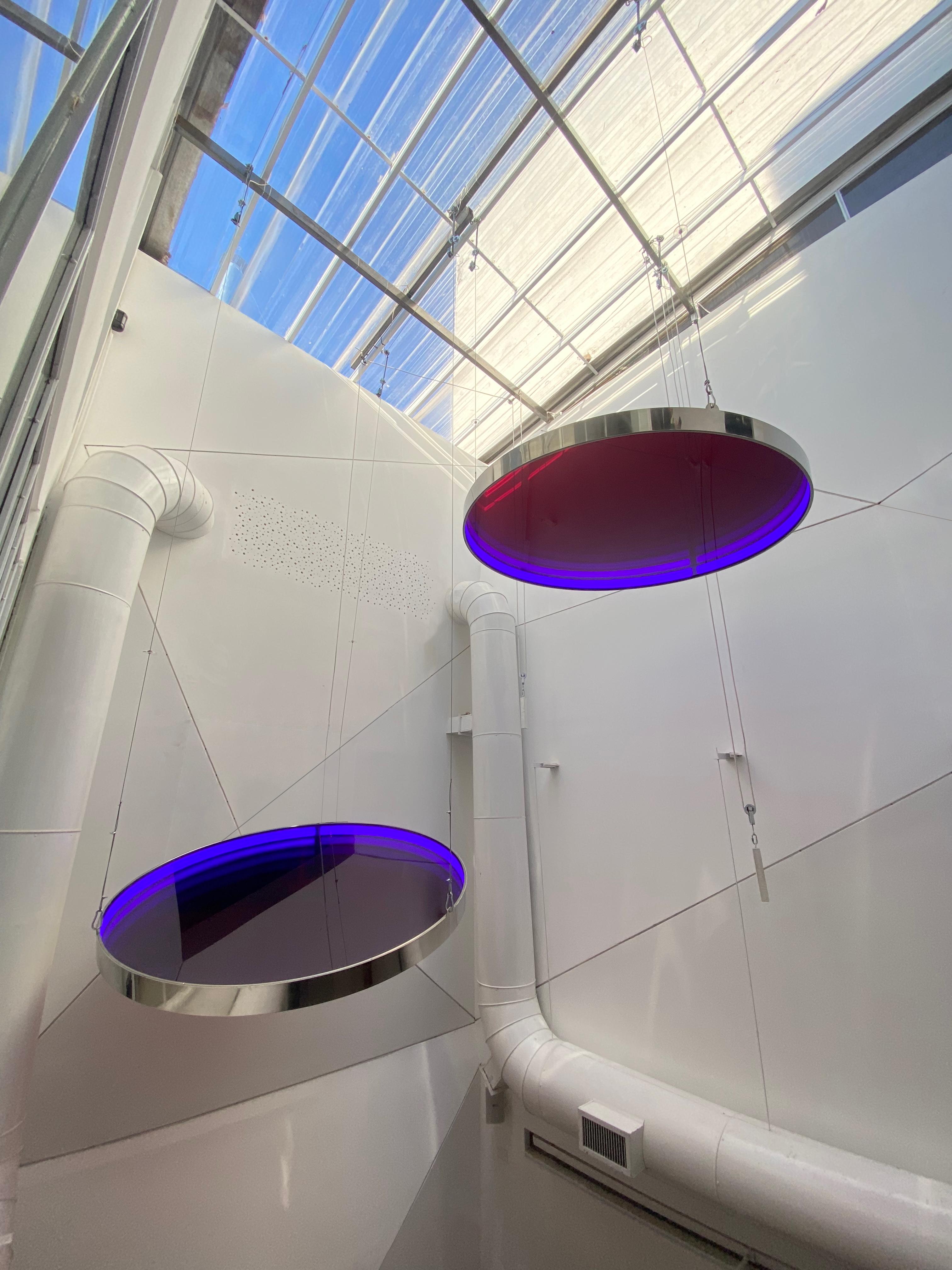 Scultura luminosa Éter di Paul Sende, dischi acrilici illuminati a LED In condizioni Nuovo in vendita a New York, NY