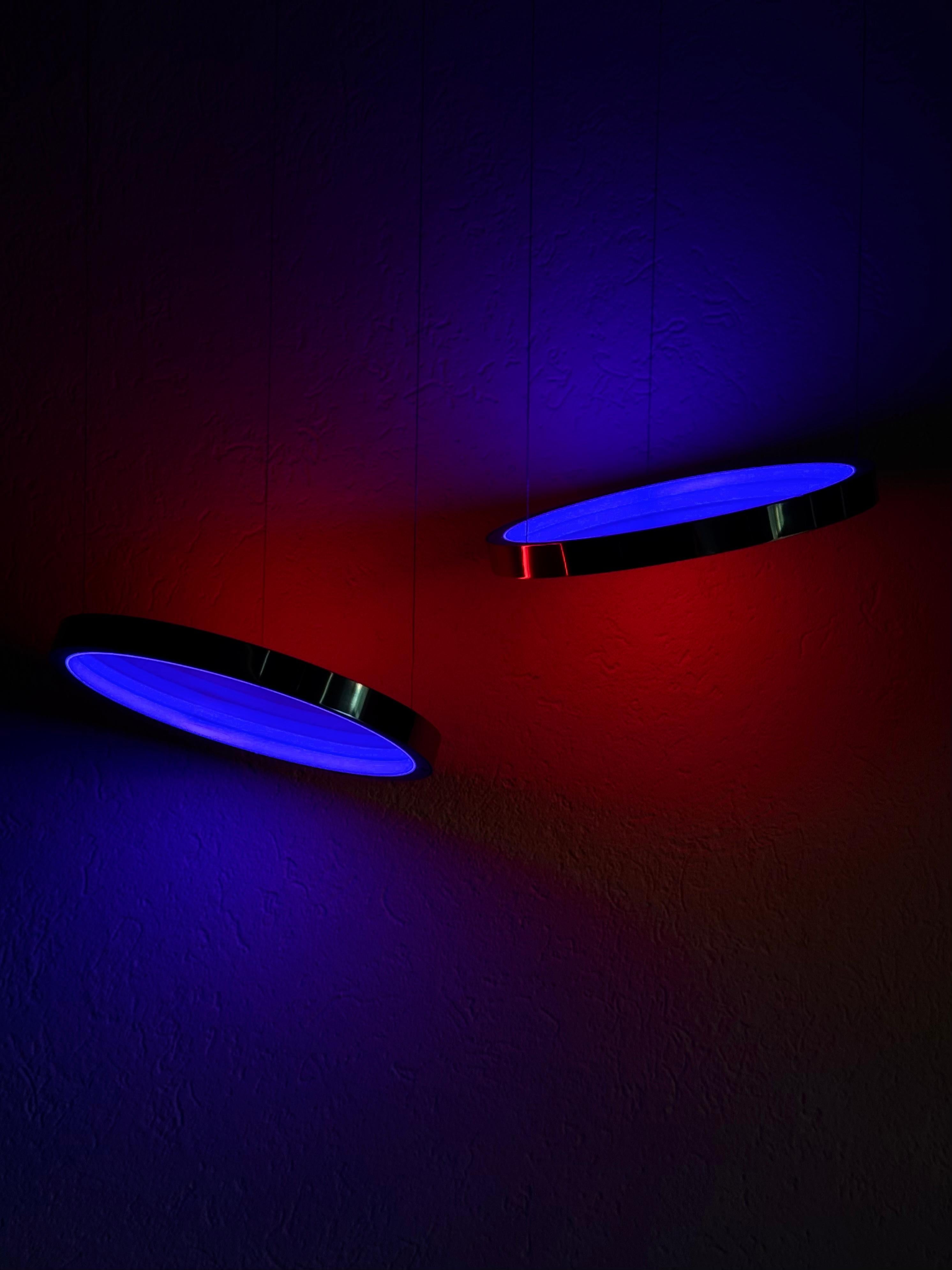 Éter Mini Escultura Luminosa de Paul Sende, Discos Acrílicos Iluminados por LEDs Siglo XXI y contemporáneo en venta