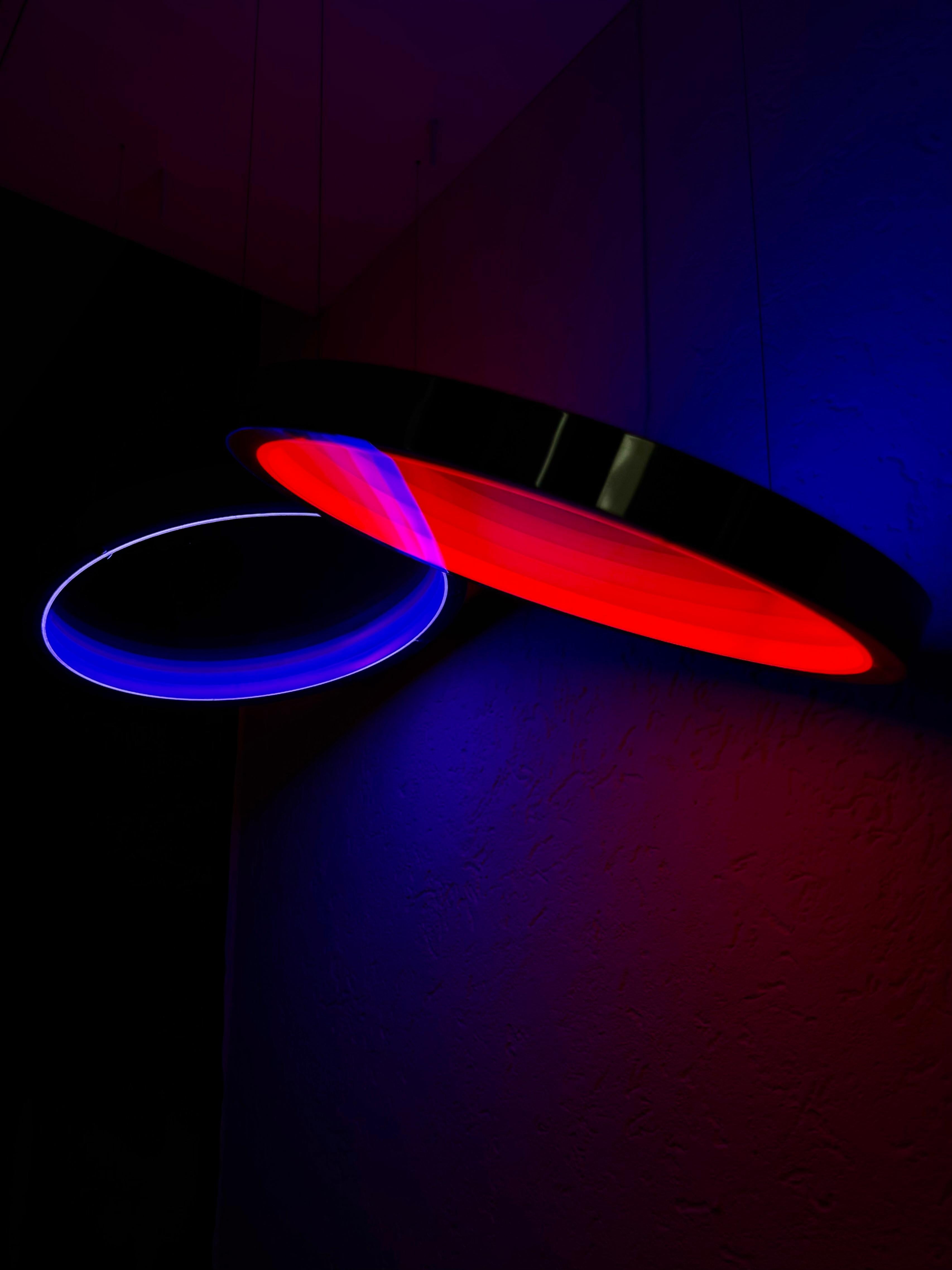 Éter Mini Escultura Luminosa de Paul Sende, Discos Acrílicos Iluminados por LEDs en venta 2