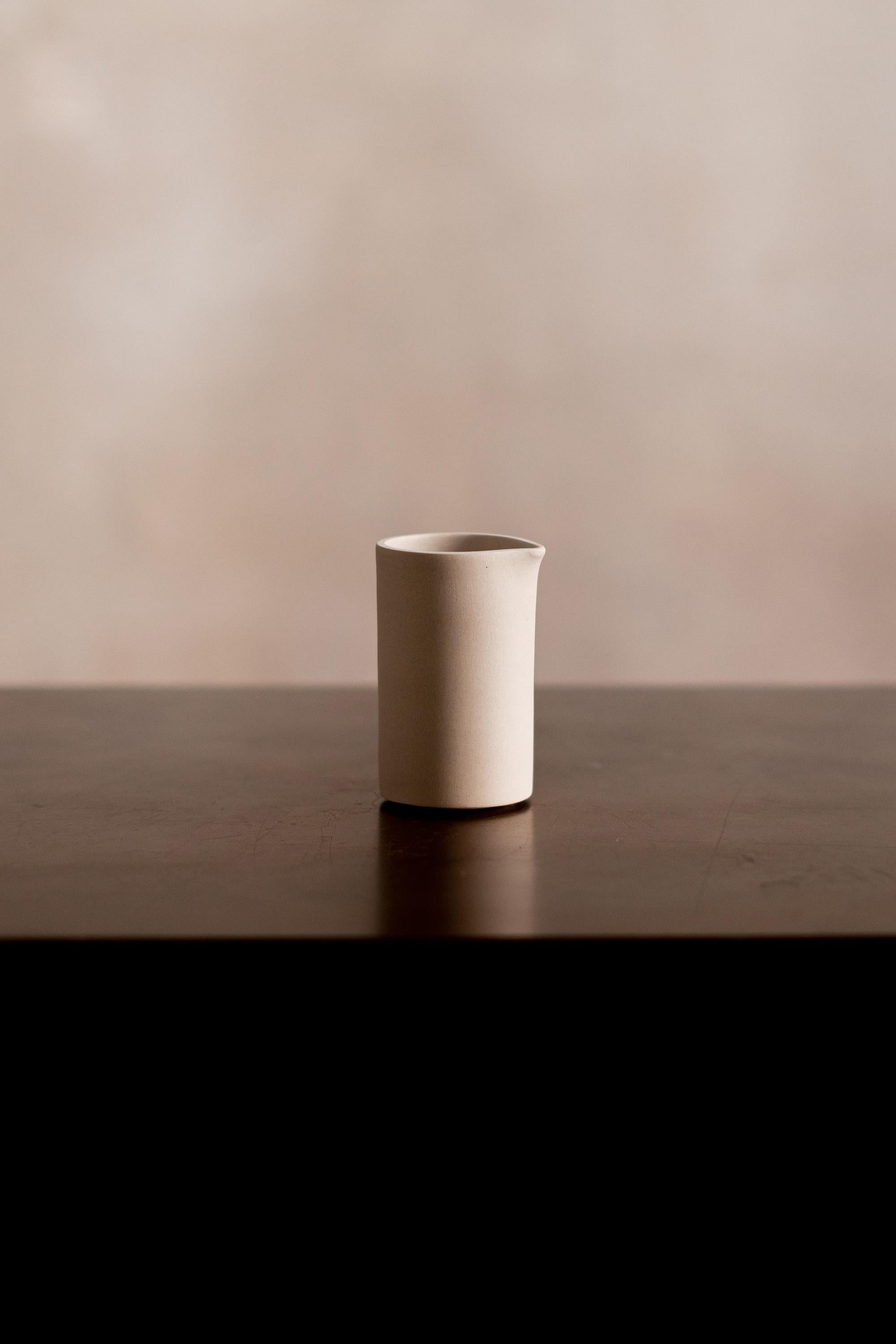 EUCLID SERVE-WARE COLLECTION   ist ein Sammlerstück aus unserer Serviergeschirrserie und verkörpert die gleiche Hingabe an handwerkliches Können, Ehrlichkeit des Materials und bewusstes Design, die das Ethos von ÉTER ausmachen. Jedes Stück, das