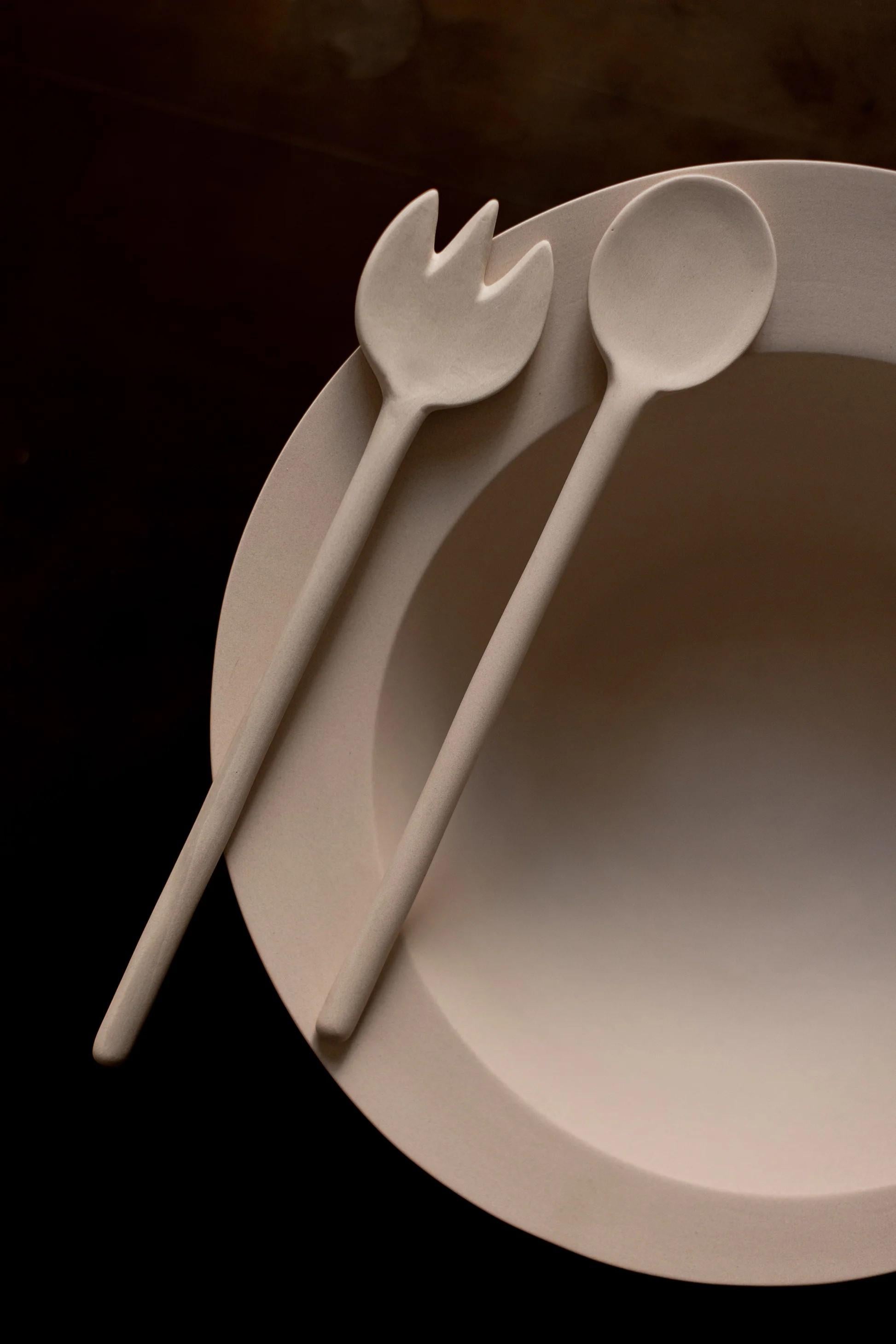 EUCLID SERVE-WARE Serving Spoon Set COLLECTION est une pièce de collection de notre série d'articles de service, incarnant le même dévouement à l'artisanat, à l'honnêteté des matériaux et au design intentionnel qui définit l'éthique d'ÉTER. Formée