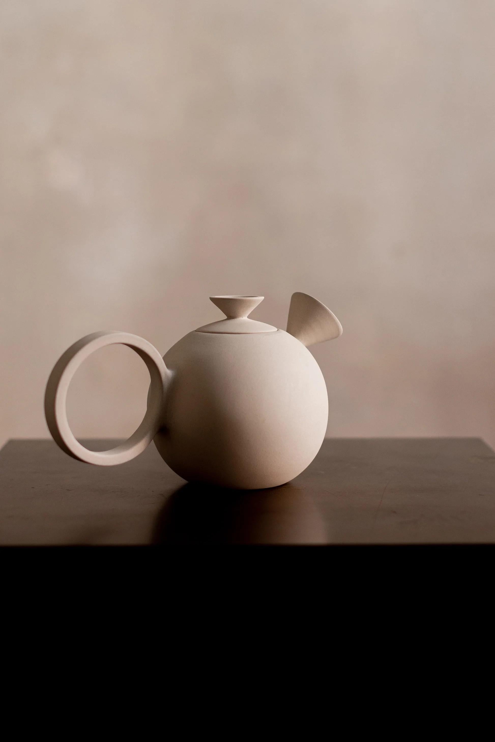 EUCLID SERVE-WARE  OLLECTION   is a collectible piece from our serveware series, embodying the same devotion to craftsmanship, material honesty, and intentional design that defines the ÉTER ethos. Formed entirely by hand from the purest Peruvian