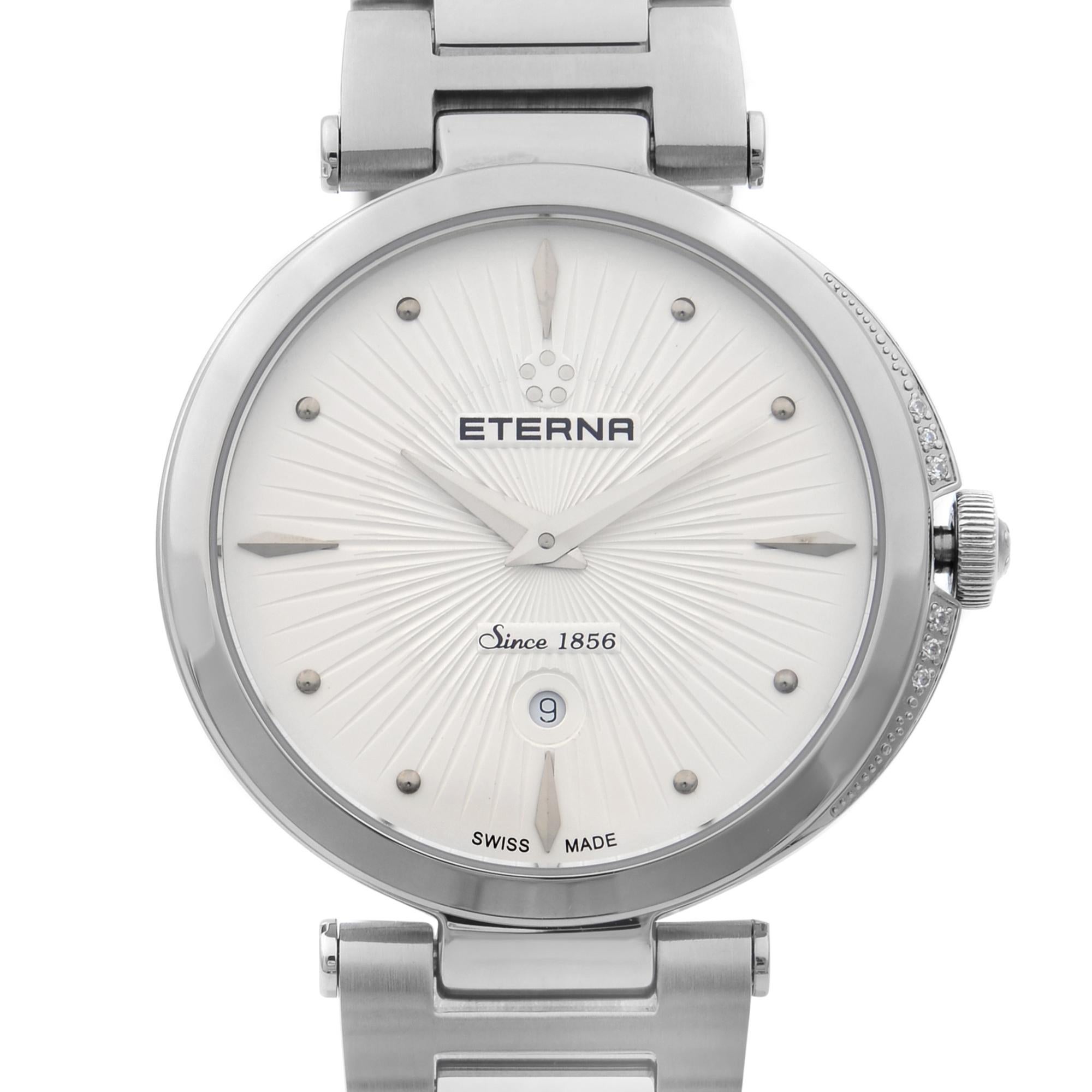 Das Modell Eterna Grace 2560.54.66.1713 ist eine schöne Damenuhr mit einem Quarzwerk (Batterie) in einem Edelstahlgehäuse. Es hat eine runde Form Gesicht, Datum Anzeige Zifferblatt und hat Hand Punkte, Sticks Stil Markierungen. Sie ist mit einem