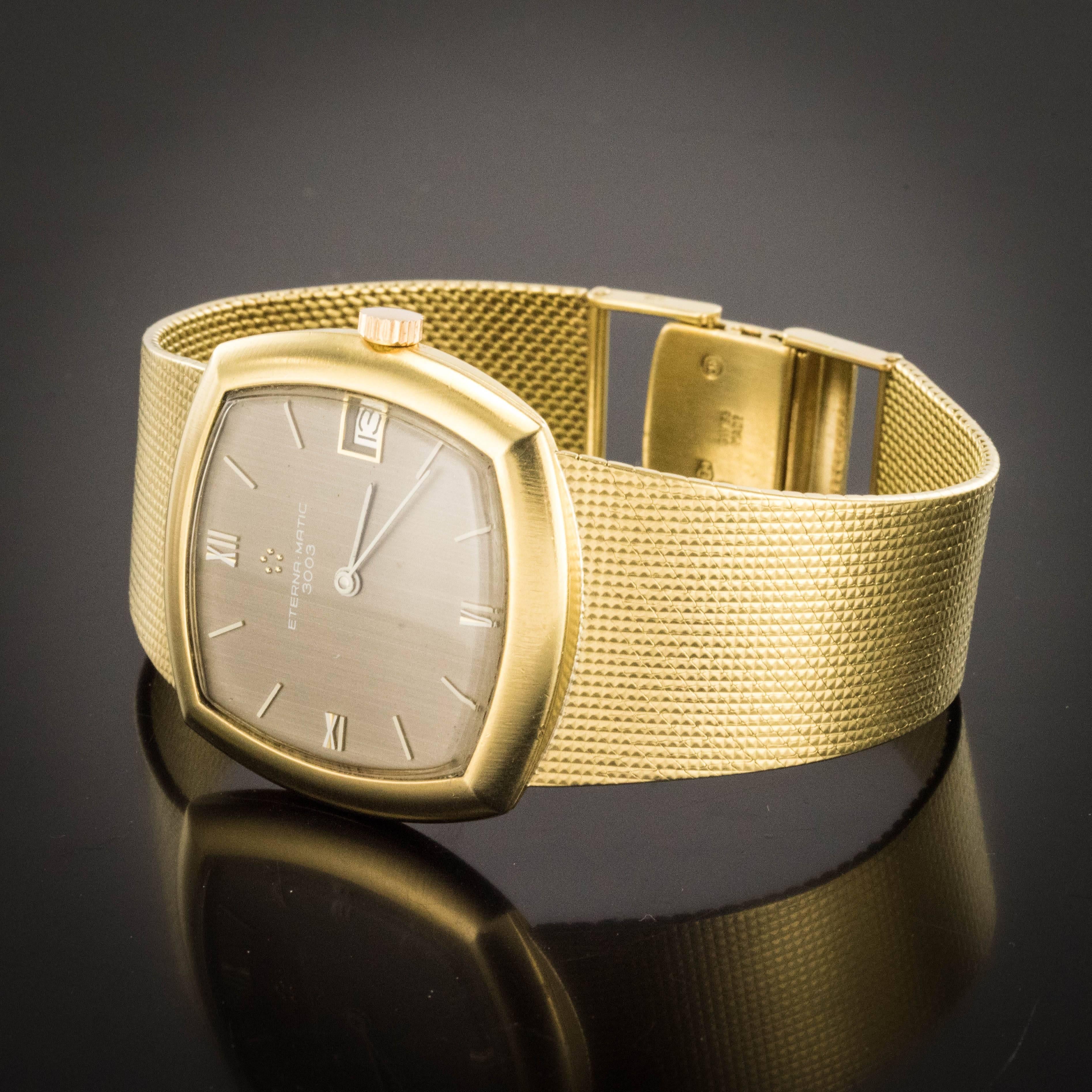 Uhr aus 18 Karat Gelbgold, Punzierung Eule und Rüsselkäfer.
Die quadratische Form dieser goldenen Vintage-Uhr ist ultraflach. Das Armband ist ein geflochtenes Netz ultra flach und flexibel. Der Verschluss befindet sich auf einer Skala.
Das