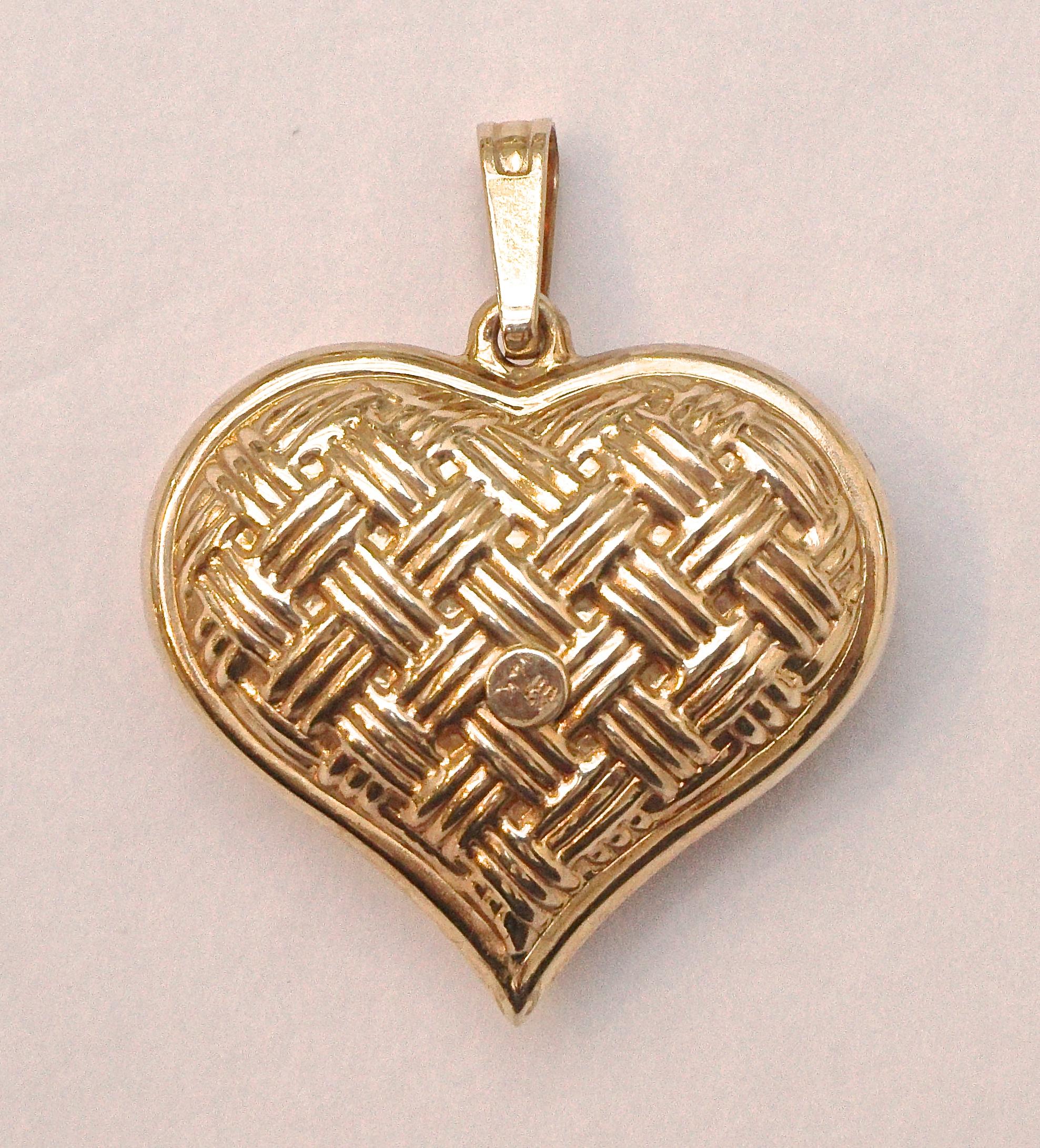 EternaGold 14K gold heart pendant in a lovely basket weave design, which is on both sides. Maximum width 2.25cm / .88 inches by length 1.9cm / .75 inch. The pendant is in very good condition.

This is a beautiful and stylish vintage gold heart