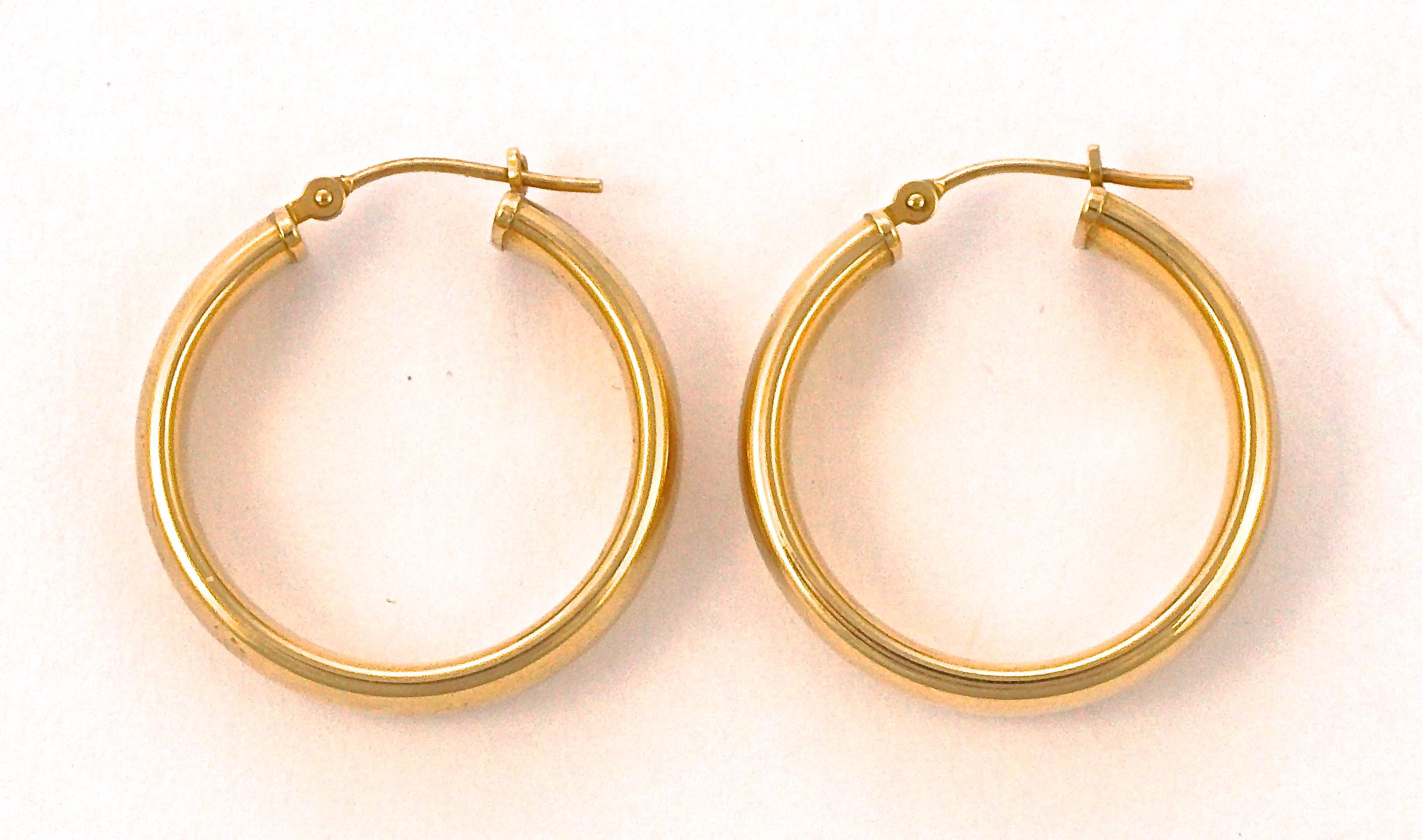EternaGold lovely 14K gold polished hollow hoop earrings, with snap closures. Measuring diameter 2.35cm / .92 inch by width 5.5mm / .21 inch.

This is a beautiful and classic pair of vintage shiny gold hoop earrings. Great for everyday wear. Circa