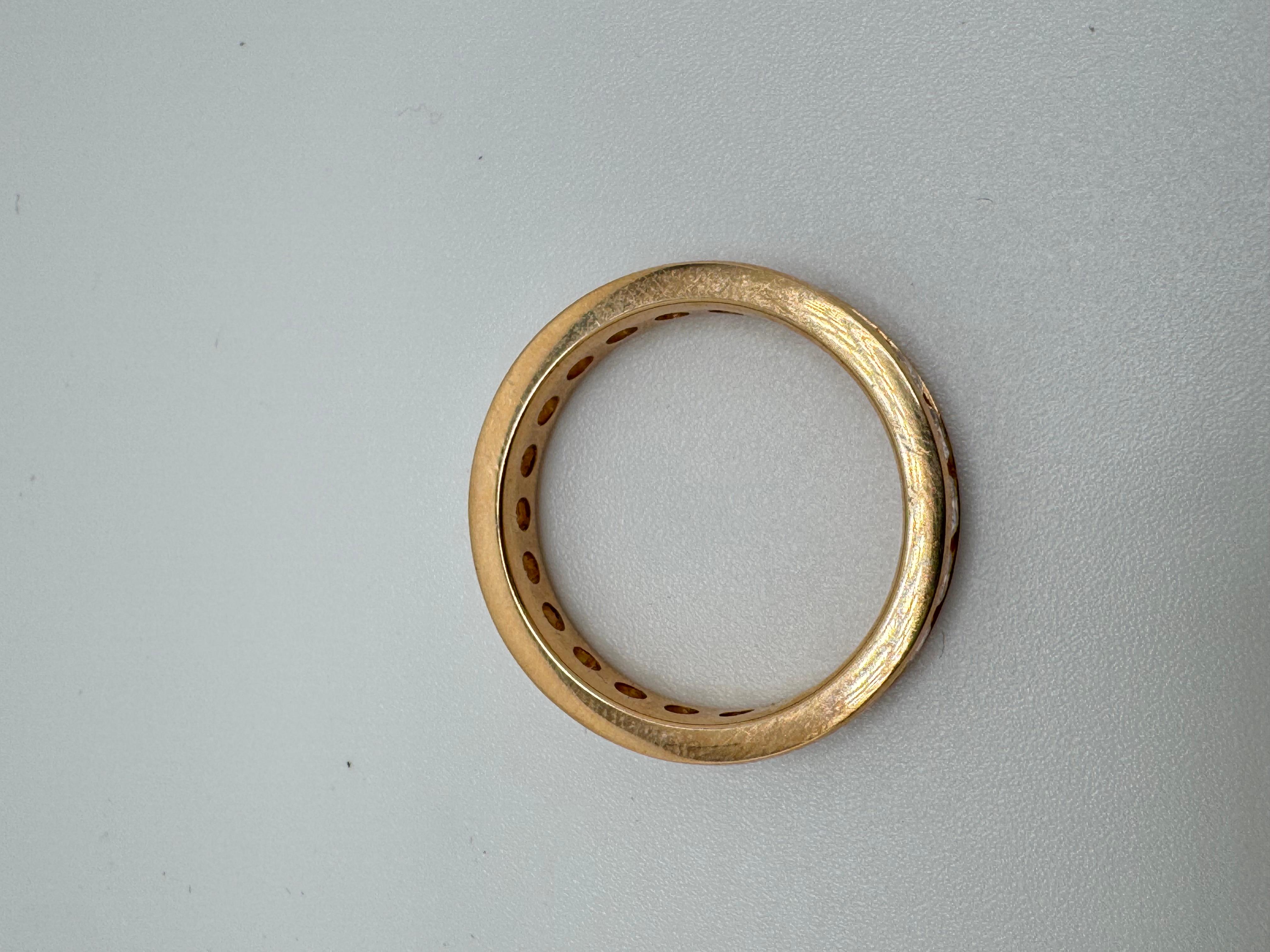 Fabriqué en or 14K radieux, cet élégant bracelet d'éternité présente un cercle continu de pierres Moissanite étincelantes, offrant une brillance sous tous les angles. Chaque pierre mesure environ 3 mm, créant un design équilibré et accrocheur qui