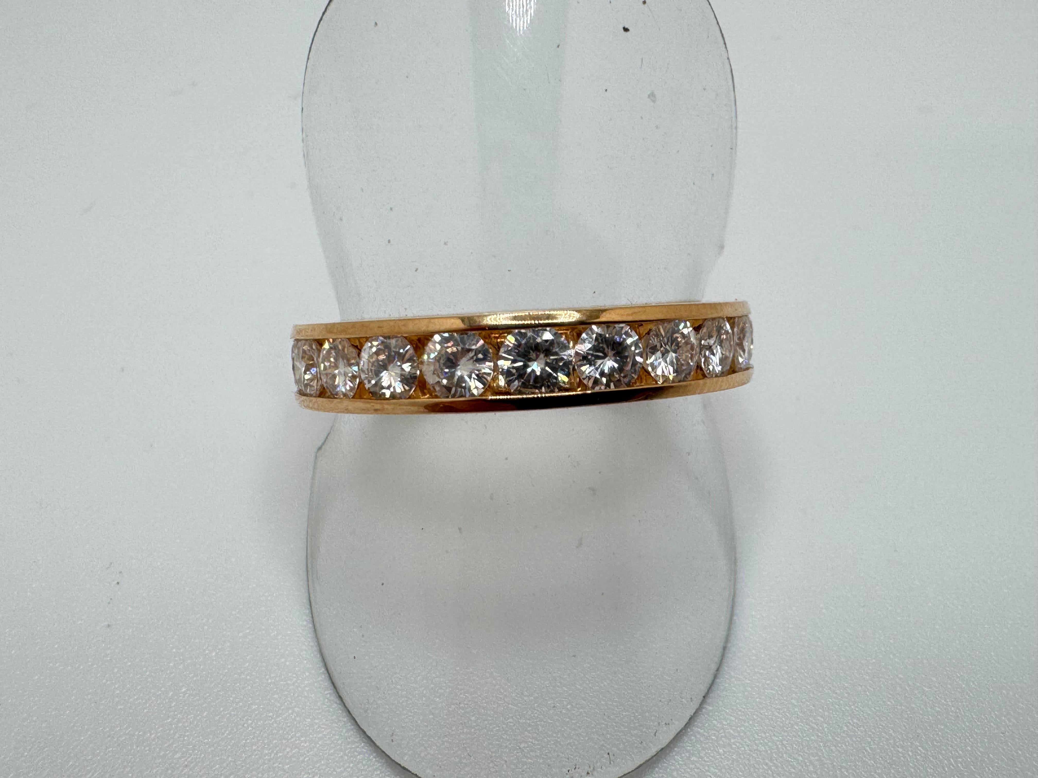 Taille ronde Bandeau éternel en diamant en vente