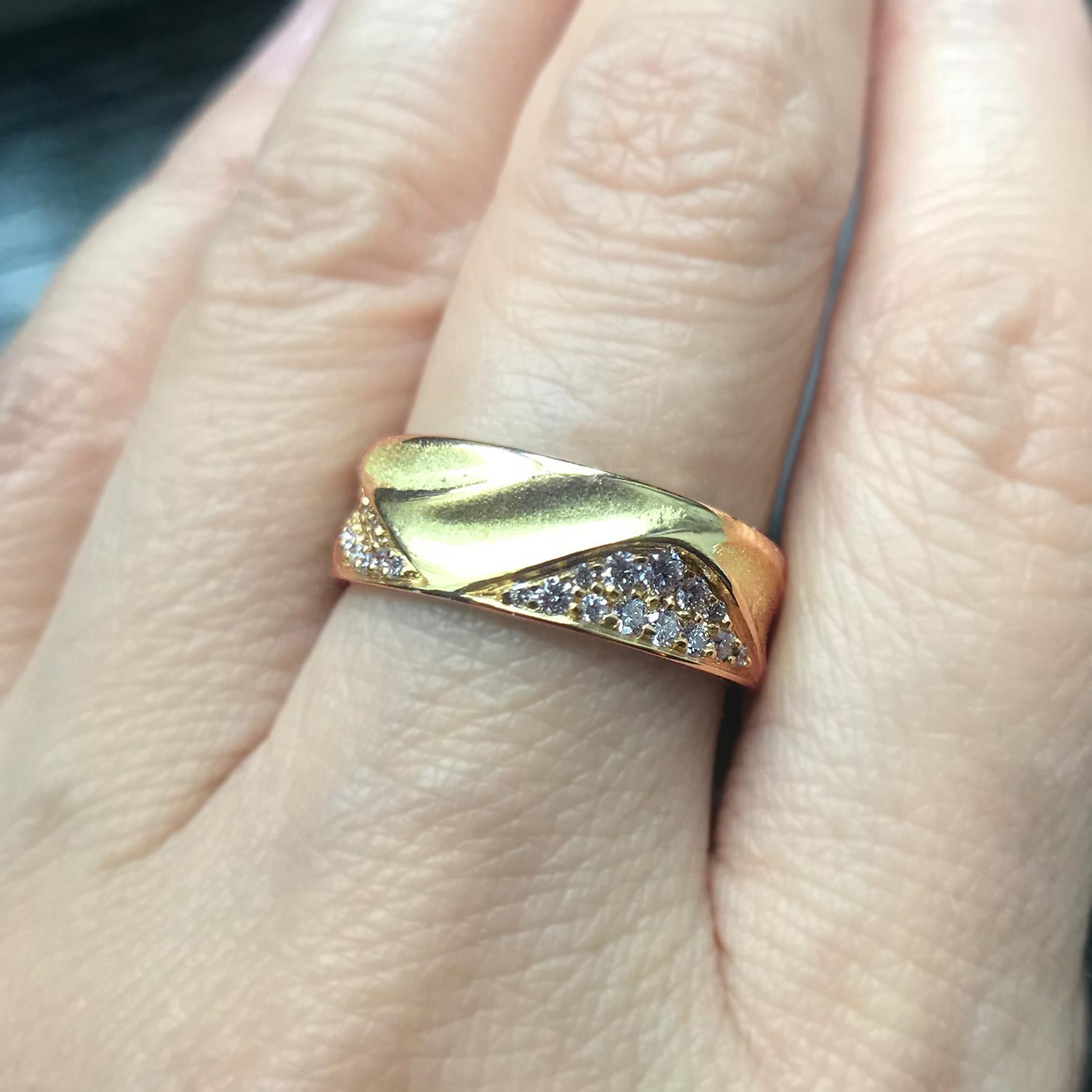 Contemporary Eternal Dune Band Wedding Ring in 18 Karat Yellow Gold with 0.51 Carat Diamonds For Sale