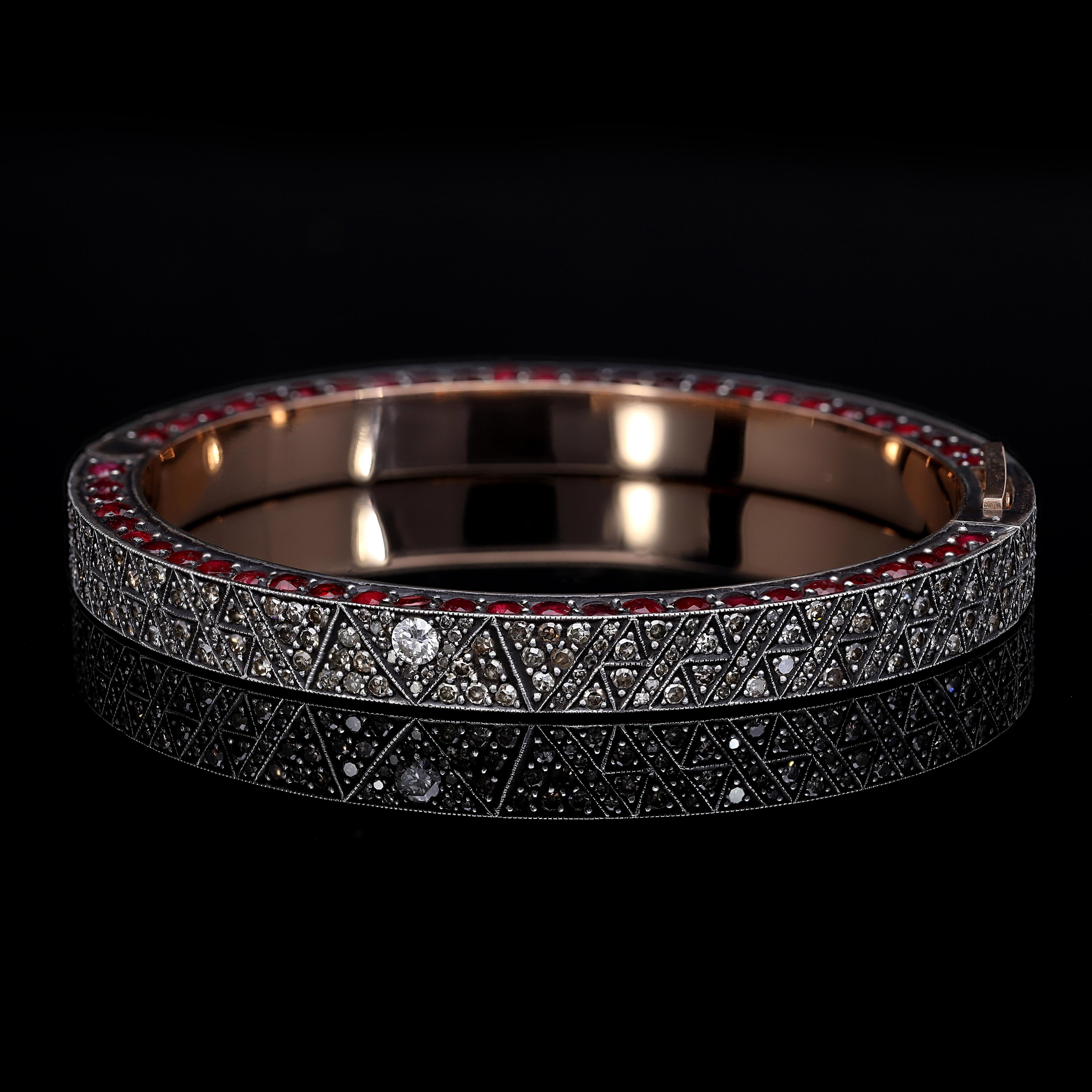 Taille ronde Bracelet jonc en argent et or 24 carats avec rubis et diamants en vente