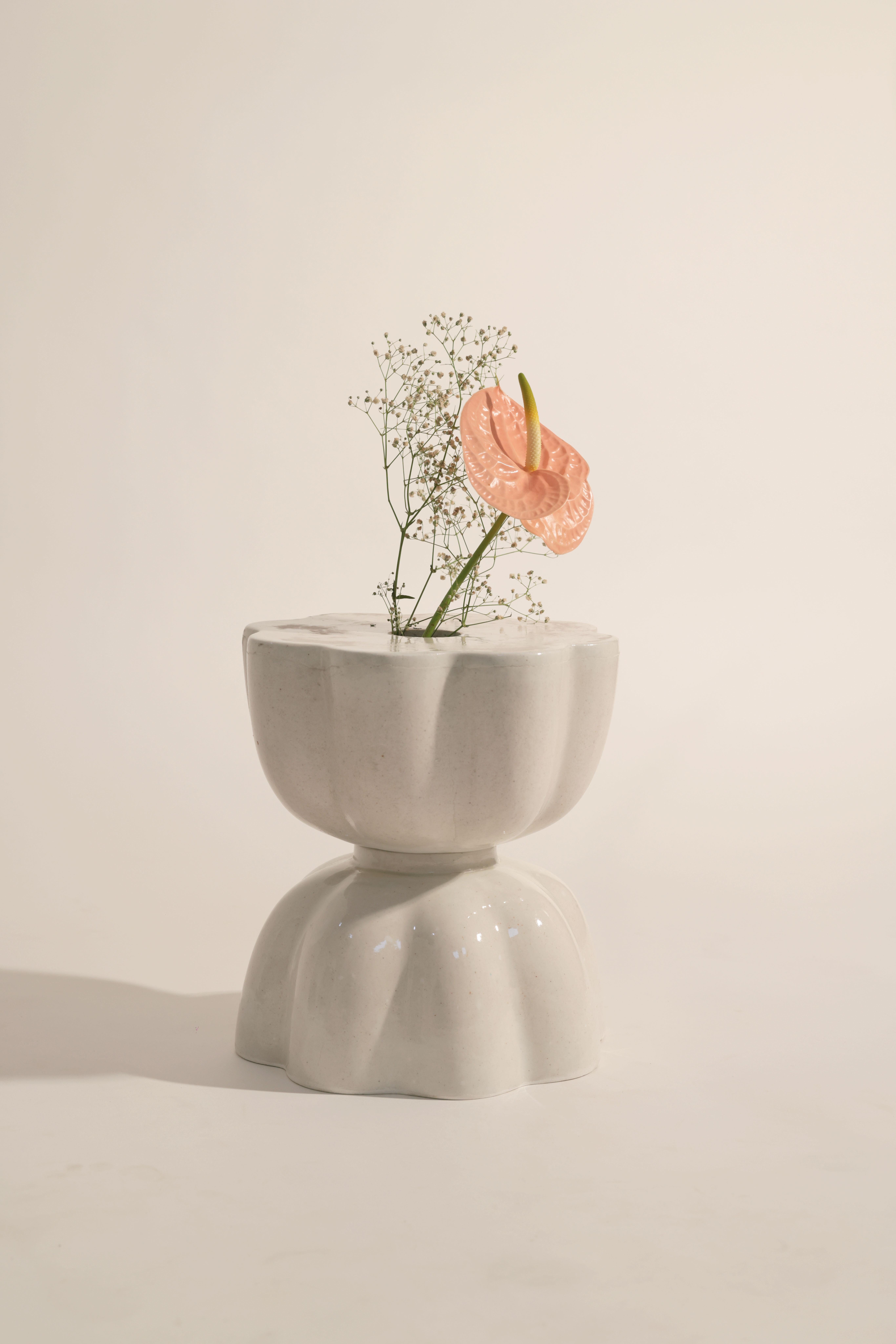 Vaso Eternal Lotus di Newblue
Pezzo unico
Dimensioni: D. 28 x L. 28 x H. 30 cm.
Materiali: Materiale ceramico riciclato Newblue in attesa di brevetto, sanitari riciclati, vetro riciclato, quarzo e leganti di origine vegetale.

Tutti i mobili e le