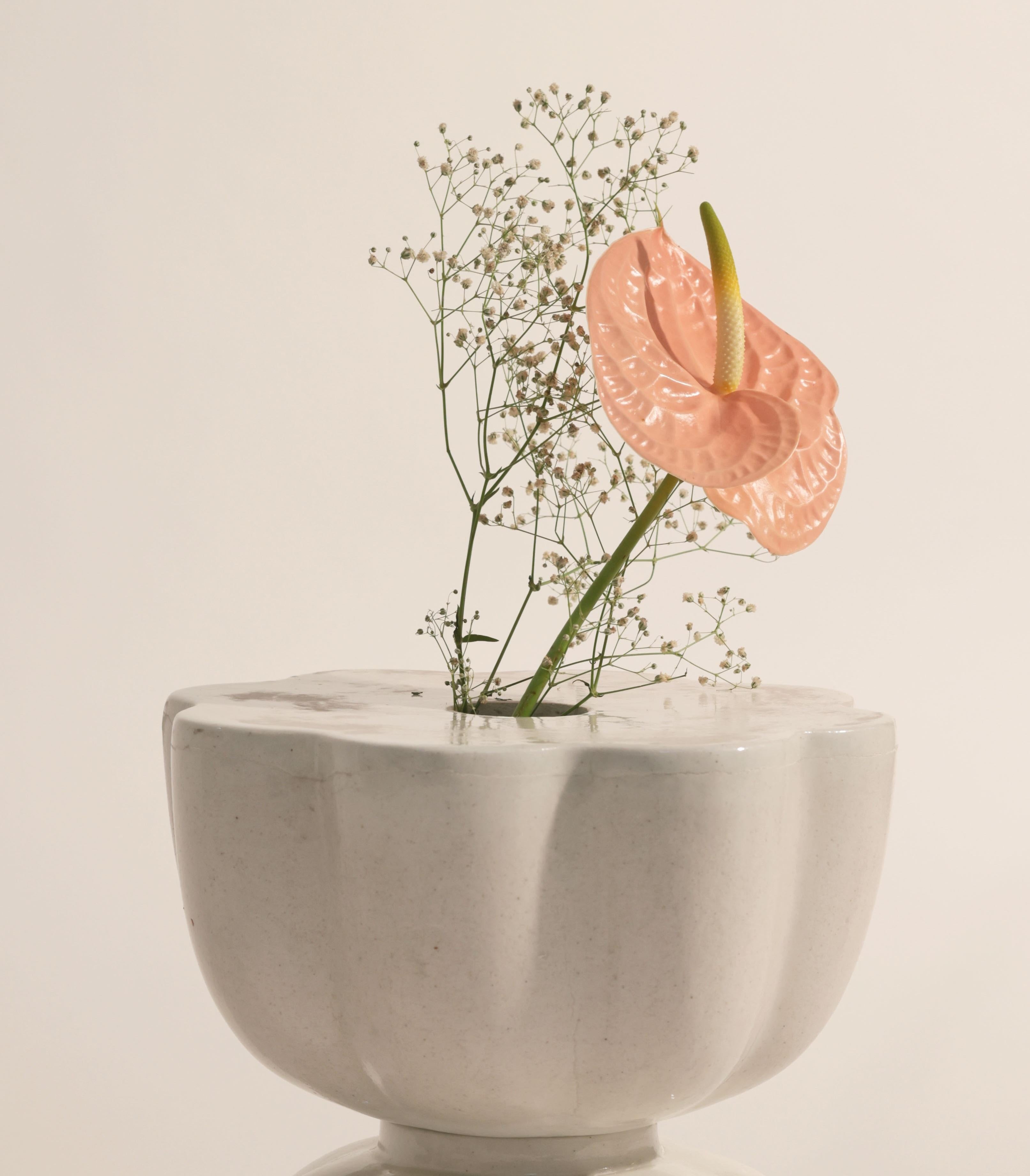 Postmoderno Vaso Eternal Lotus di Newblue in vendita