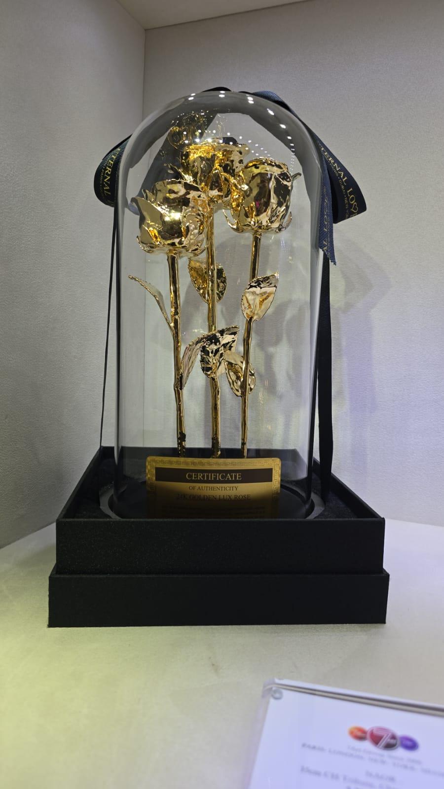 ETERNAL LOVE - Rosa eterna tripla - Figurative Sculpture Oro di Eternal Love