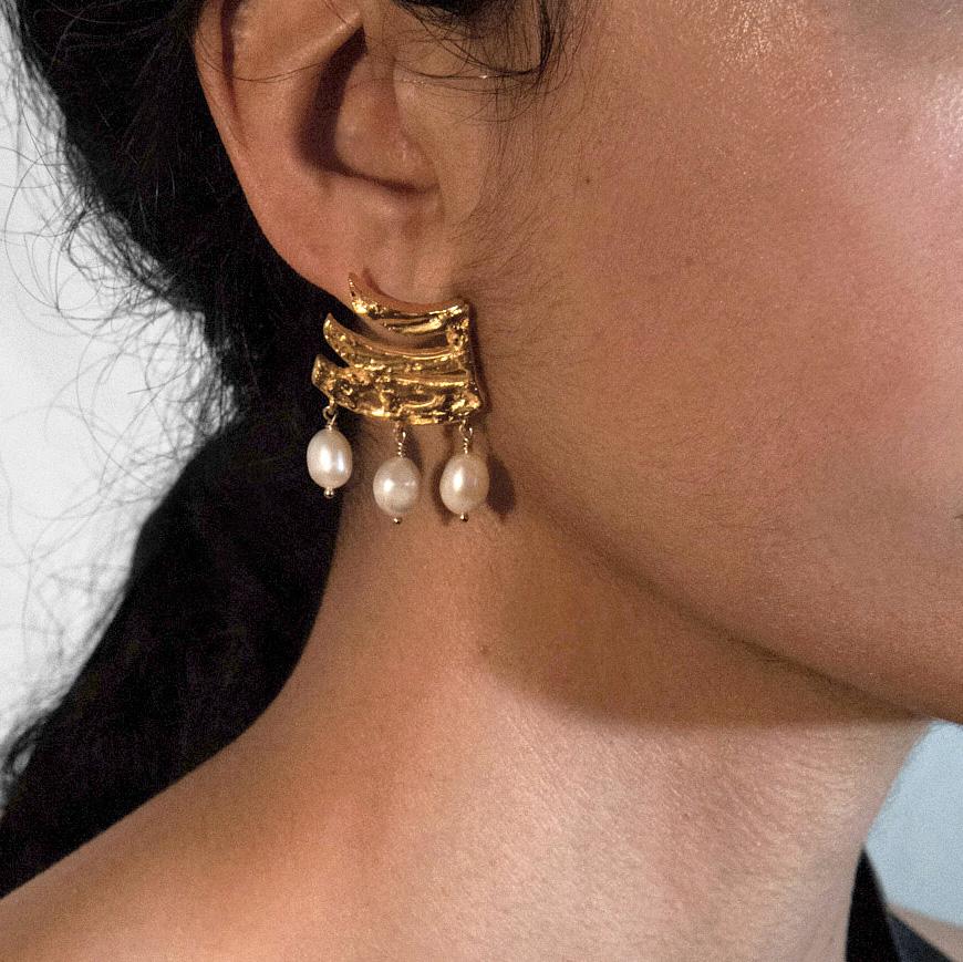 The Eternal Luck Earrings are a treasure trove of ancient elegance, inspired by the vessels of Anatolia's long-lost past. Fragments of a time buried deep within the soil, their textured surface tells tales of centuries old. A unique and meaningful