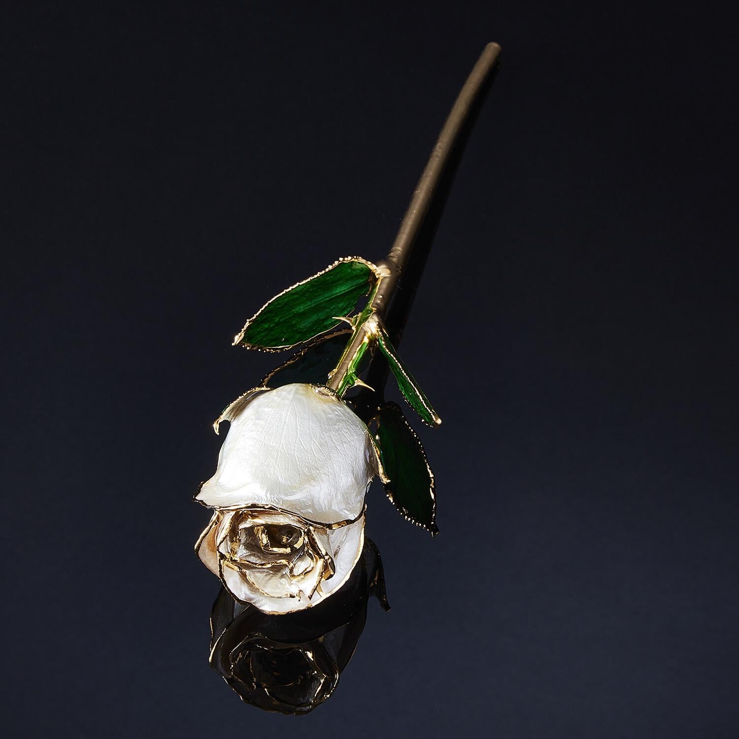 Eternal Rose Angel Dust, Weiß, Real Rose in 24k Gold mit LED-Vitrine für Damen oder Herren im Angebot