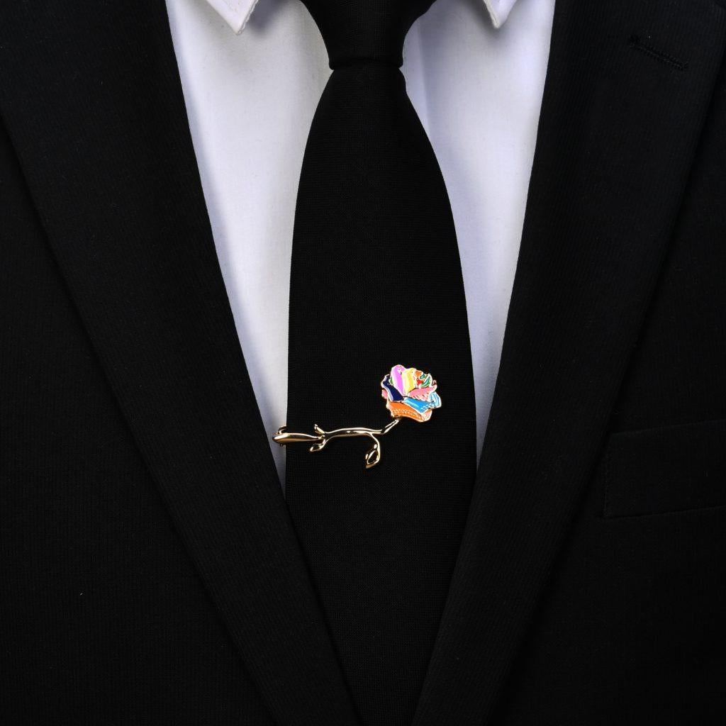 Pince à cravate arc-en-ciel de l'amour en or 24 carats avec étoile de rose éthérée Neuf - En vente à Belmont, MA