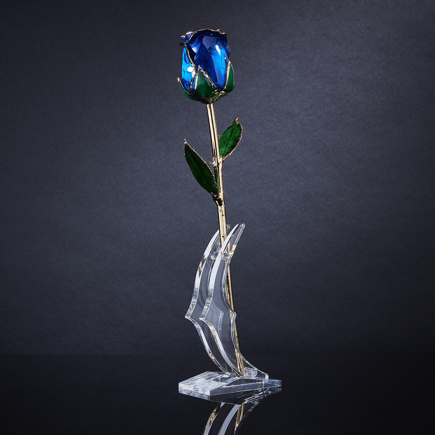 L'Eternal Sapphire Desire Rose celebra la magia di una relazione unica che è un'avventura! La tonalità blu intenso e invitante del nostro bocciolo di rosa perfettamente raccolto porterà la tua persona speciale in un mondo di beatitudine.  La nostra