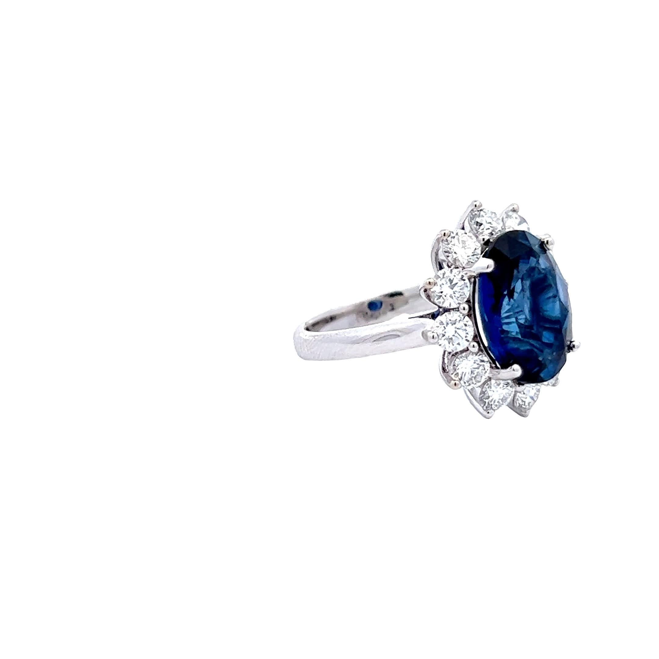 Ti presentiamo il nostro squisito anello con zaffiro e diamante, un vero e proprio esempio di eleganza e raffinatezza.