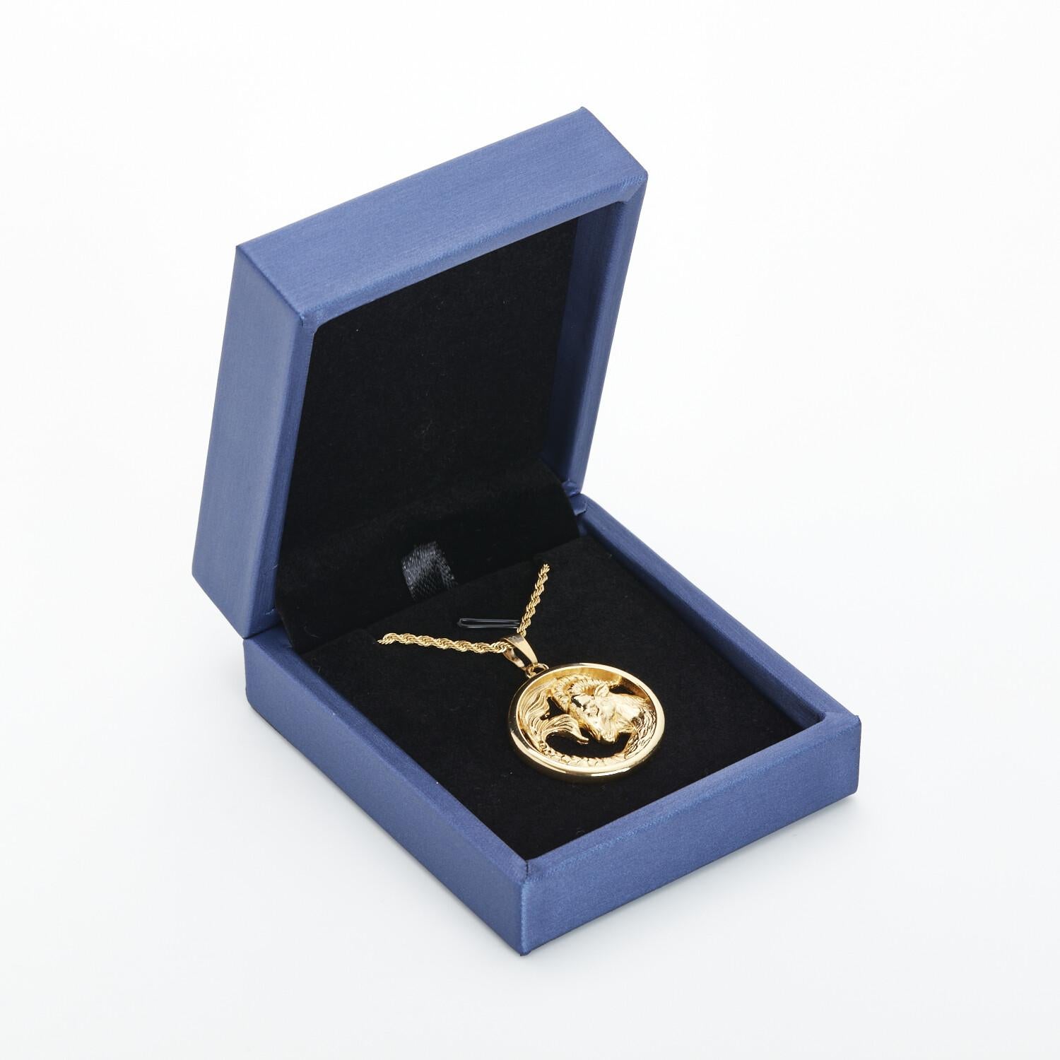 Moderne Collier pendentif Capricorn éternel en or 24 carats en vente