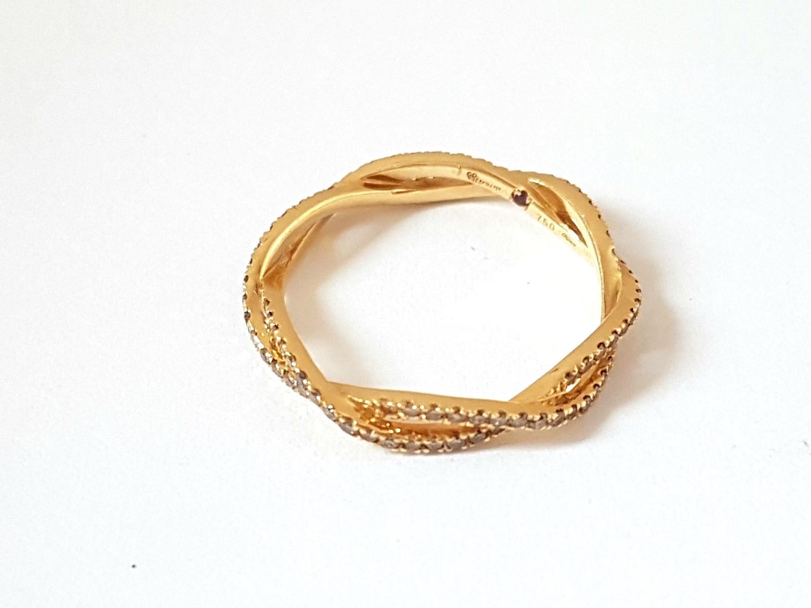 Ring unterzeichnet das Haus Eternamé. Verflechtung Collection'S in 750 Tausendstel Gelbgold (18K) und braunen Diamanten. Brillantschliff etwa 0,49 ct insgesamt. Gesamtgewicht: 1,76 g. Fingergröße: 52 Mint
