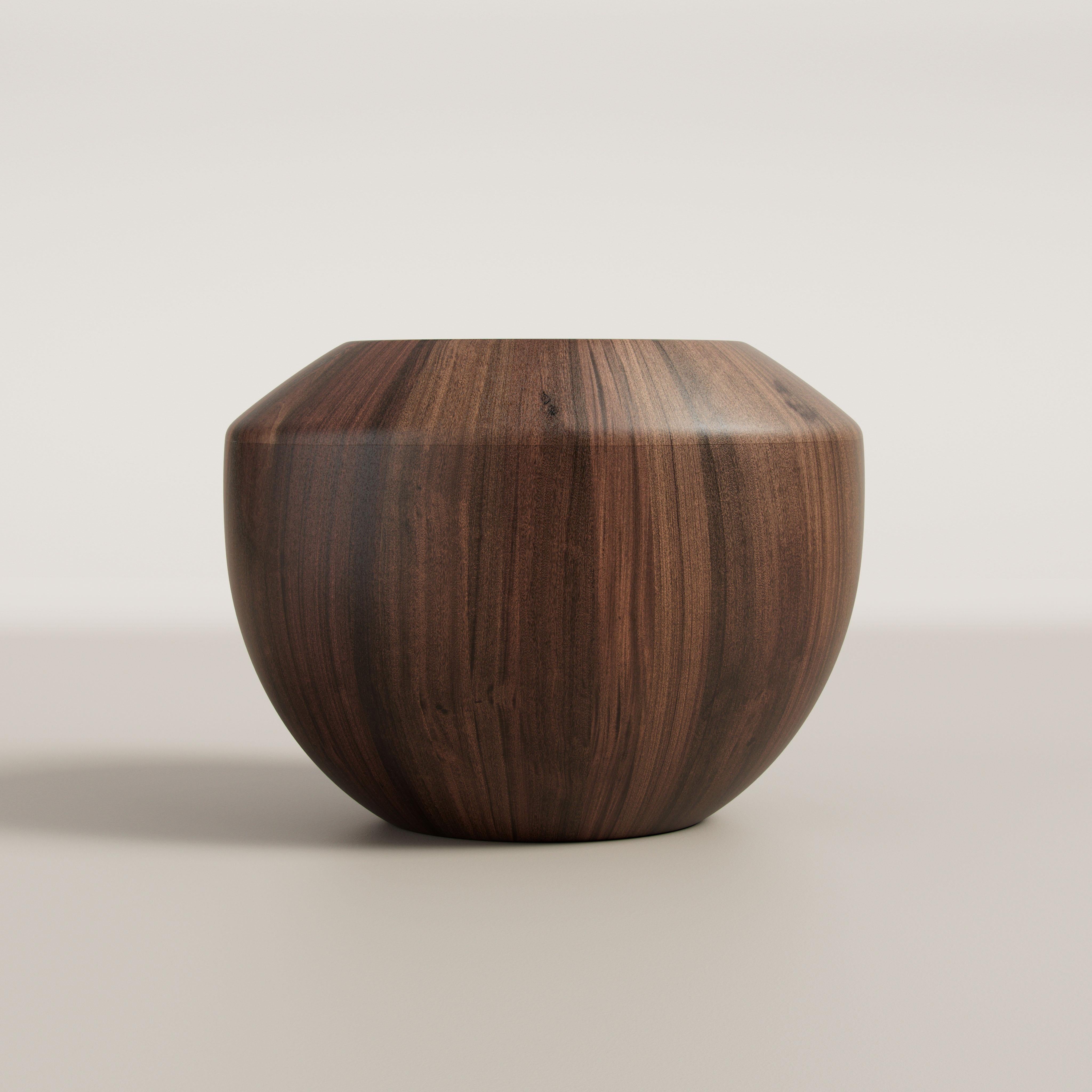 Table d'appoint Eternel Sans Temps par Verena Brausch
Edition limitée à 12 exemplaires
Dimensions : D 47 x L 59 x H 45 cm.
MATERIAL : Noyer, acier inoxydable.

Verena Brausch apporte une énergie nouvelle et un objectif singulier. Sa principale