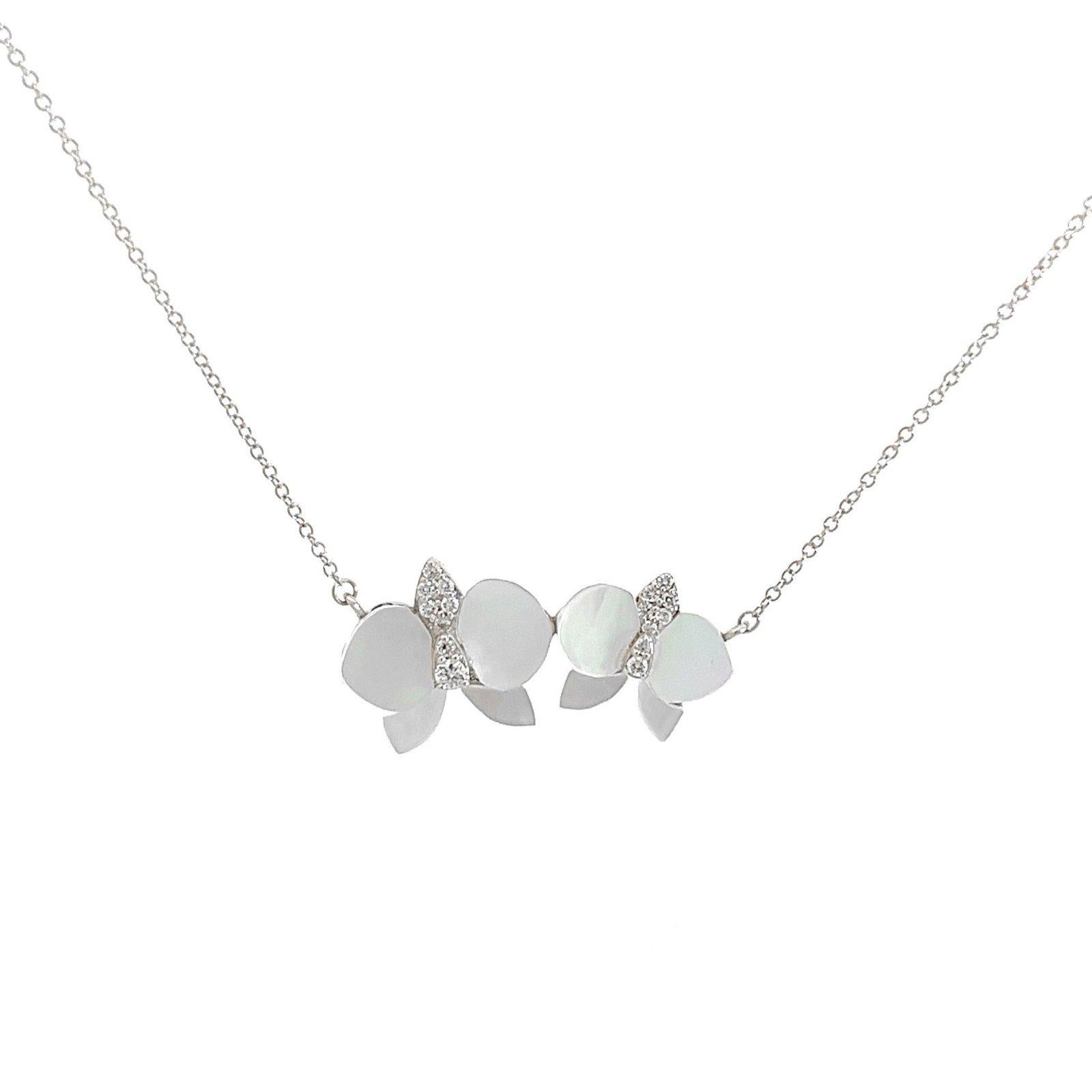 Eternelle Orchid Necklace Mother Of Pearl Diamond White Gold for Her In New Condition For Sale In Genève, GE