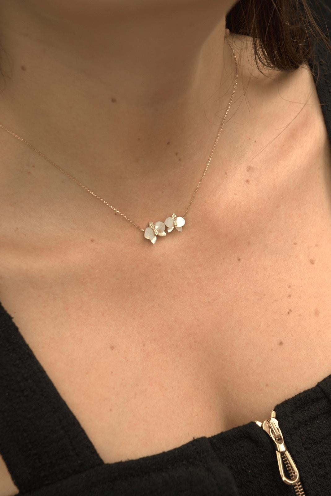 Round Cut Eternelle Orchid Necklace Mother of Pearl Diamond Yellow Gold for Her For Sale