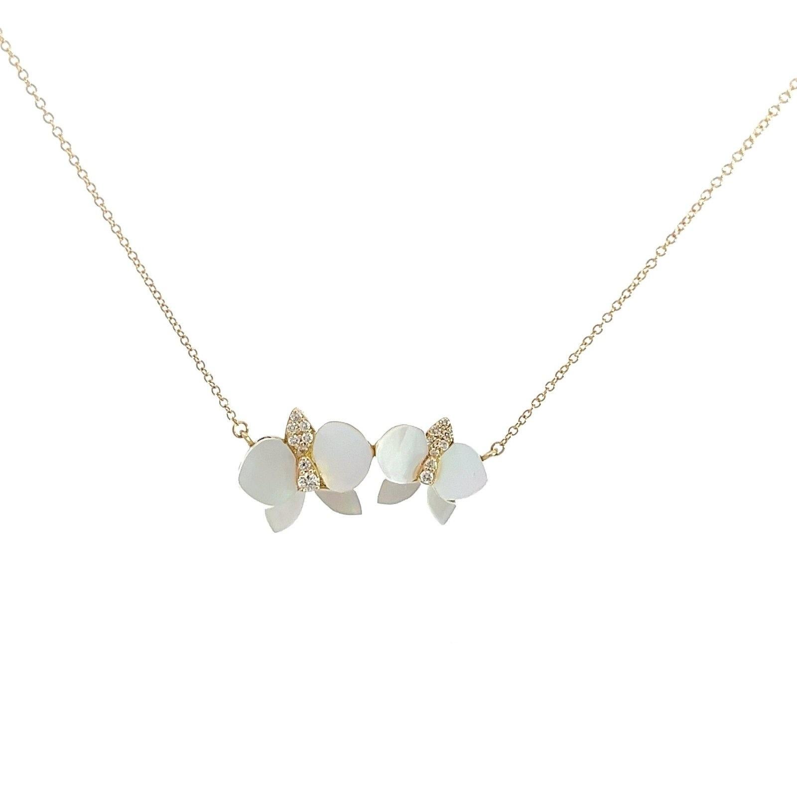 Eternelle Orchid Necklace Mother of Pearl Diamond Yellow Gold for Her In New Condition For Sale In Genève, GE