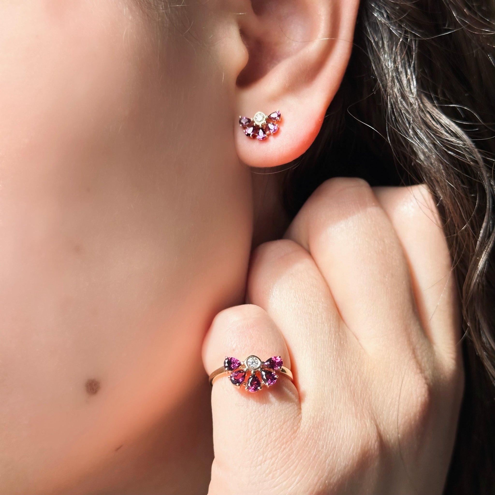 Anello in oro rosa 14K (sono disponibili orecchini e collana abbinati)

Diamante 1 - 0,062cts

Garnet 5 -  1.01cts
Taglia 52

Con un patrimonio di antiche tradizioni di alta gioielleria svizzera, NATKINA è un marchio di gioielli con sede a Ginevra,