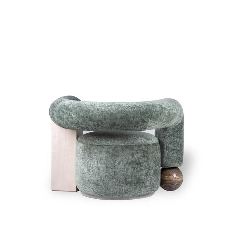Definizione scultorea di un lusso senza tempo, la poltrona da salotto Eternis fonde eleganza naturale e contemporanea. Grazie al suo design circolare e alle dimensioni compatte, la poltrona ridefinisce il relax in un momento di immobilità