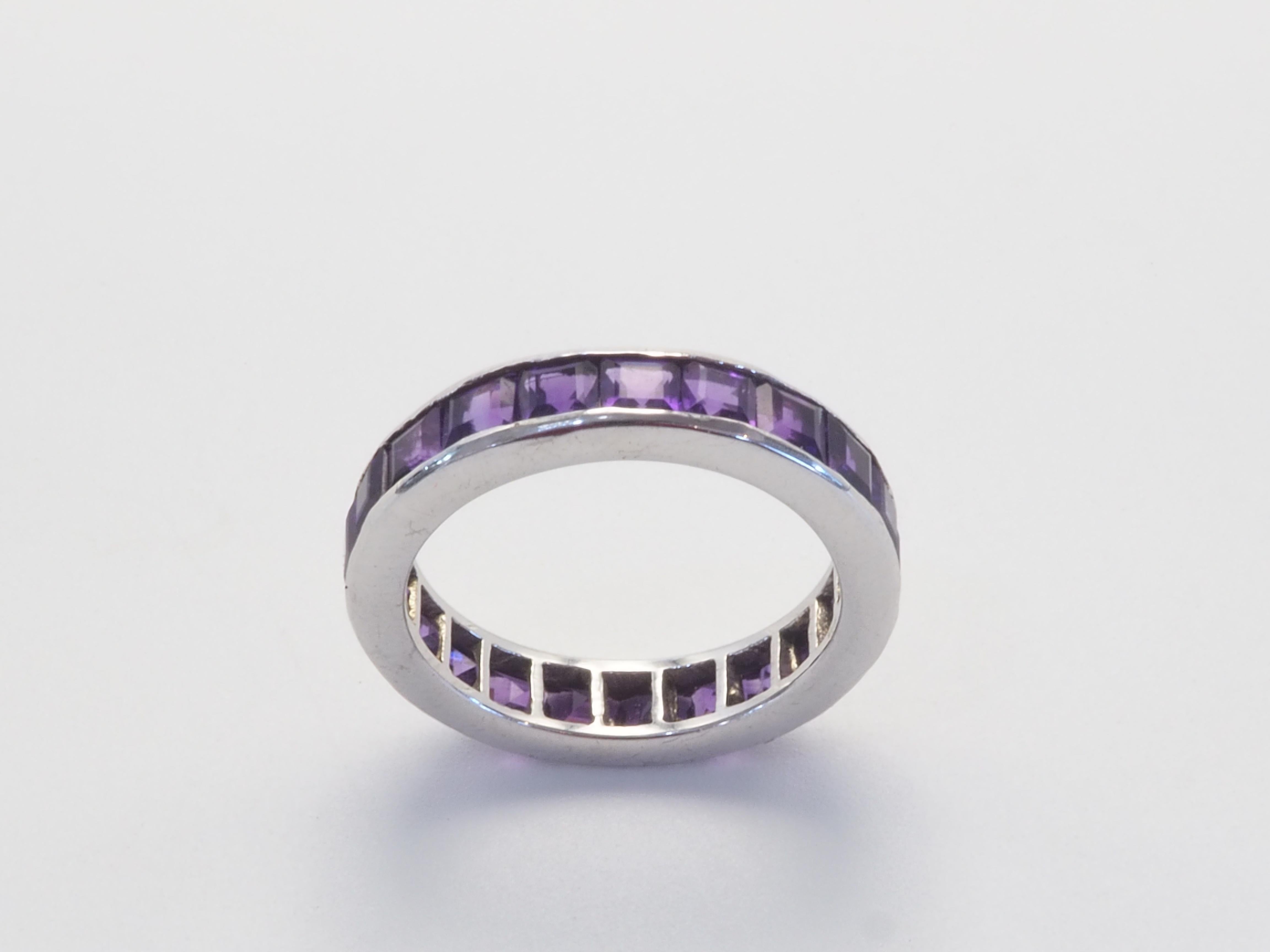 Beliebtes Design zum Stapeln von Mode.
Dieser Ring ist ein schöner Ewigkeitsring aus massivem Sterlingsilber. Der Ring ist mit mehreren quadratisch geschliffenen lila Amethysten verziert, die wunderschön eingelegt sind. Der Amethyst ist einer der