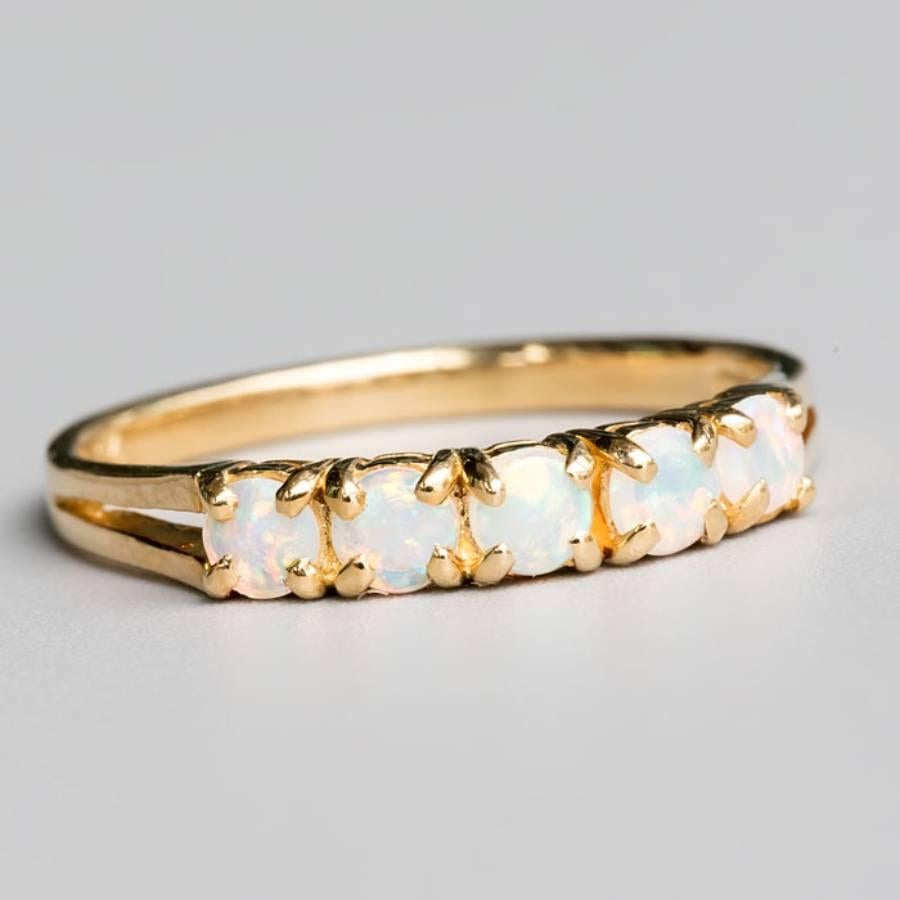 Eternity Australian Solid Round Opal Wedding Band 14K Yellow Gold Ring.


Expédition nationale gratuite par USPS First Class !  Garantie limitée d'un an gratuite !  Sac ou boîte cadeau gratuit avec chaque commande !



L'opale, la reine des pierres