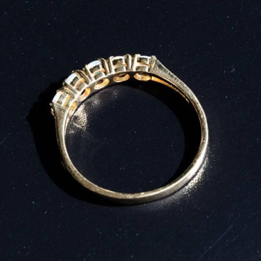Taille brillant Alliance d'éternité australienne en or jaune 14 carats et opale massive