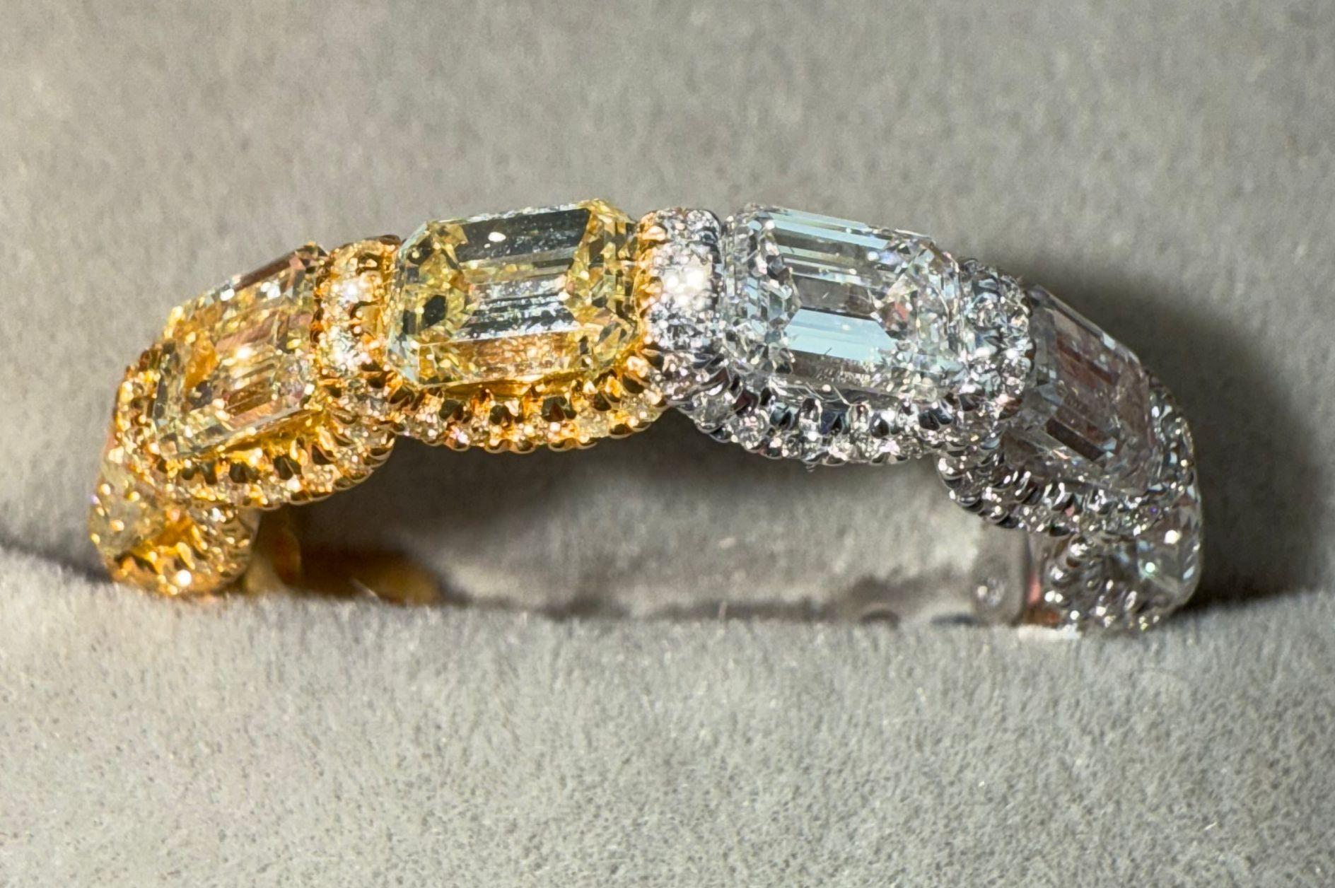 Fascia per l'eternità con diamanti gialli e bianchi taglio smeraldo con taglio a croce in oro 18 carati In condizioni Nuovo in vendita a New York, NY