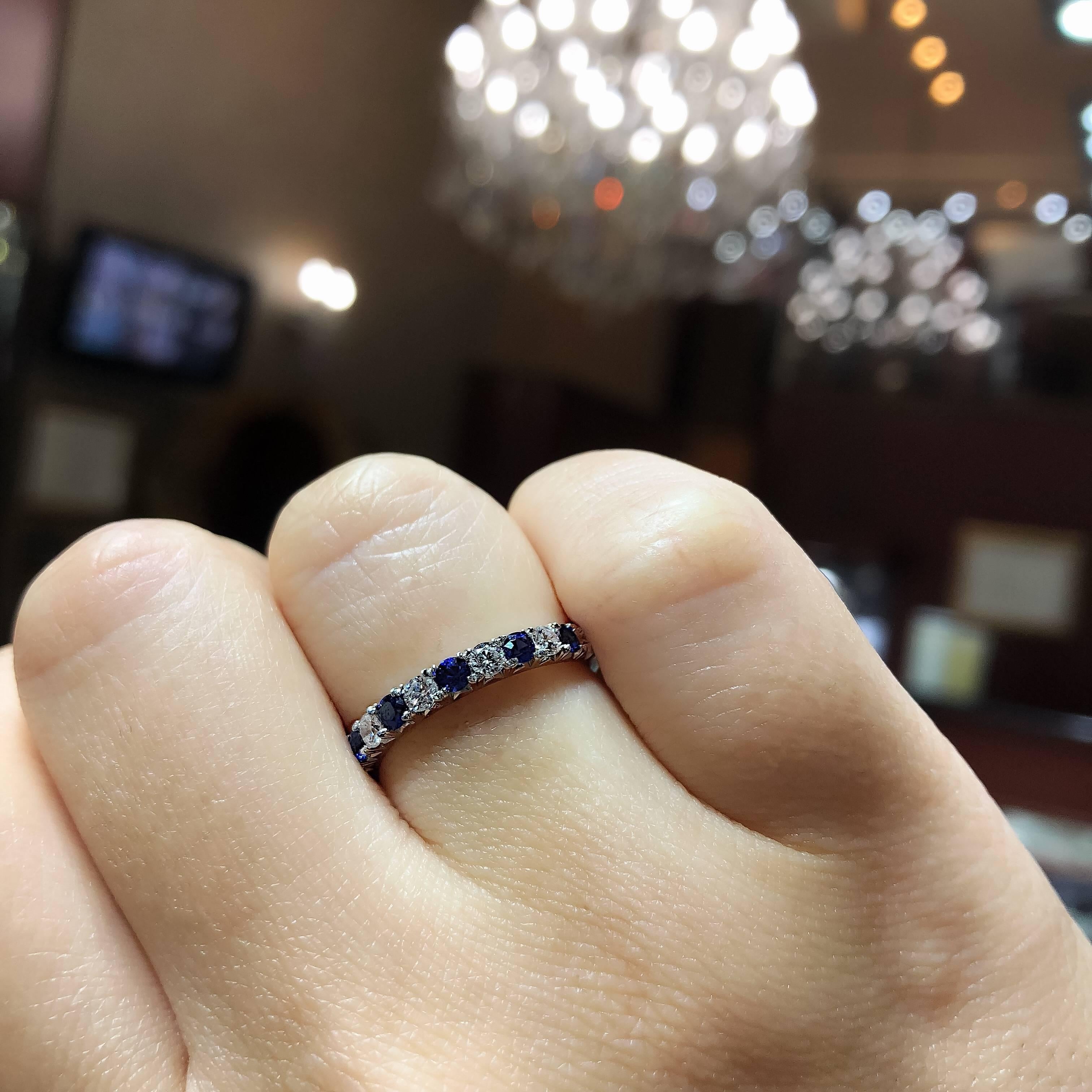 18K White Gold Eternity Band Ring Half Set Diamonds and Blue Sapphire gemstones In New Condition In Antwerpen, BE