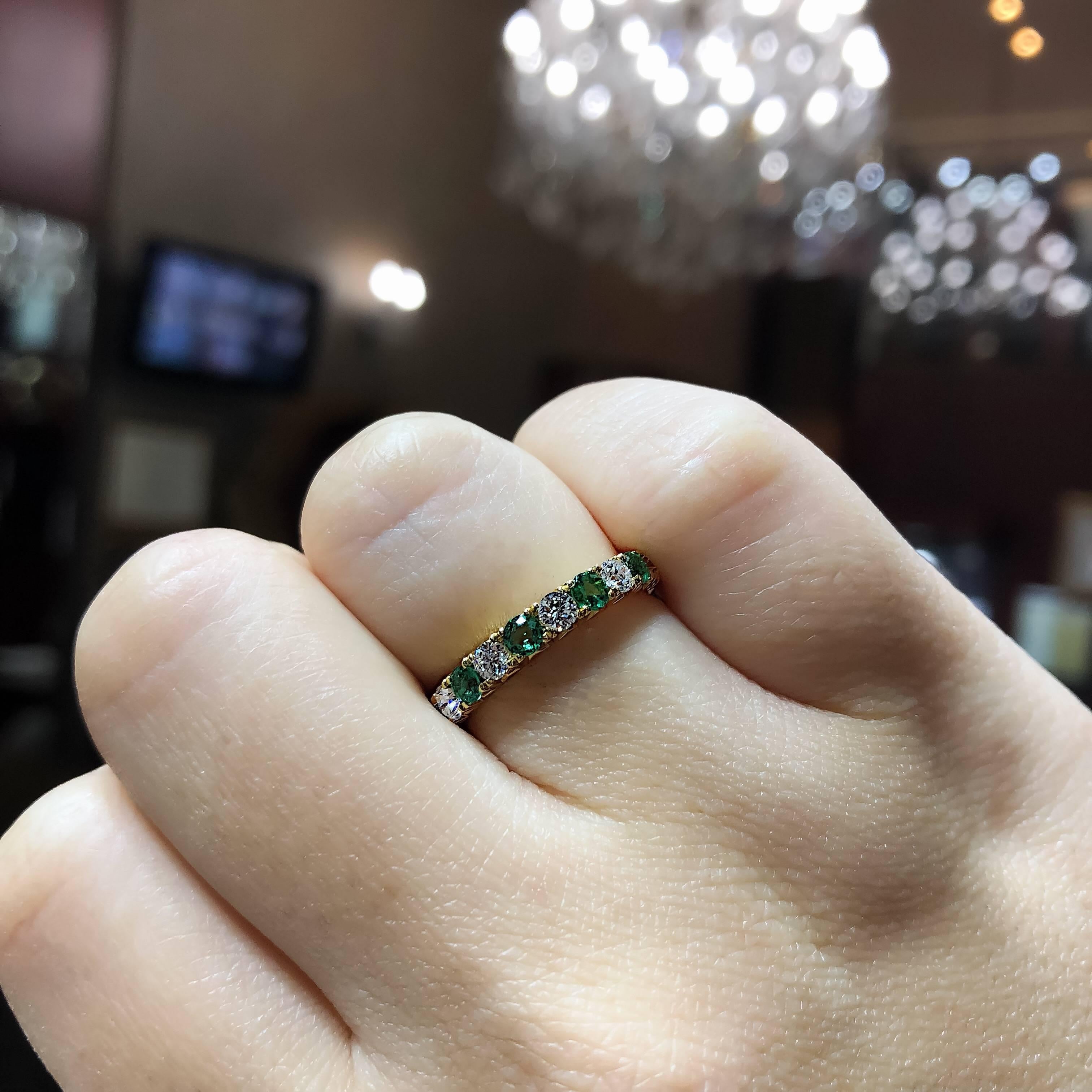 Eternity Band Half Set with Diamonds and Emerald gemstones In New Condition In Antwerpen, BE