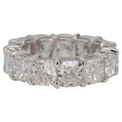 Eternity-Ring aus Platin mit GIA-zertifizierten D-F/SI1-Diamanten im Kissenschliff. D13.20ct.