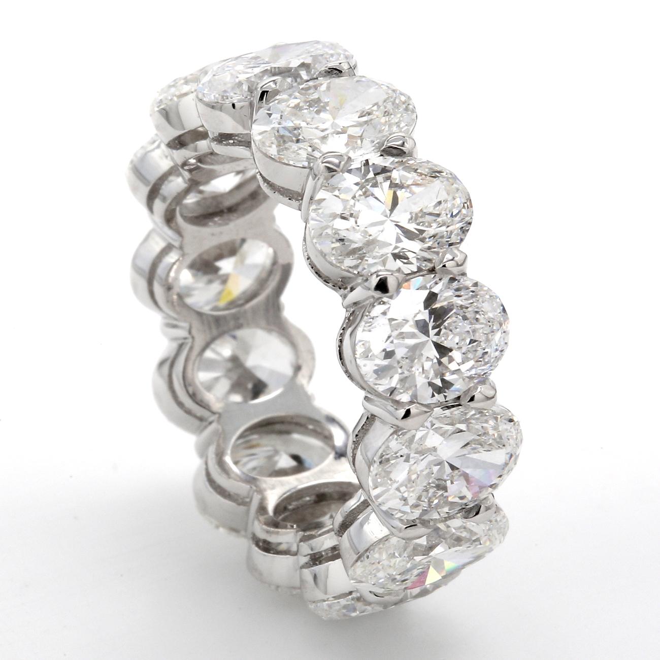 Eternity-Ring aus Platin mit GIA-zertifizierten D-F/VS1-VS2 ovalen Diamanten. D9.22ct. (Ovalschliff) im Angebot