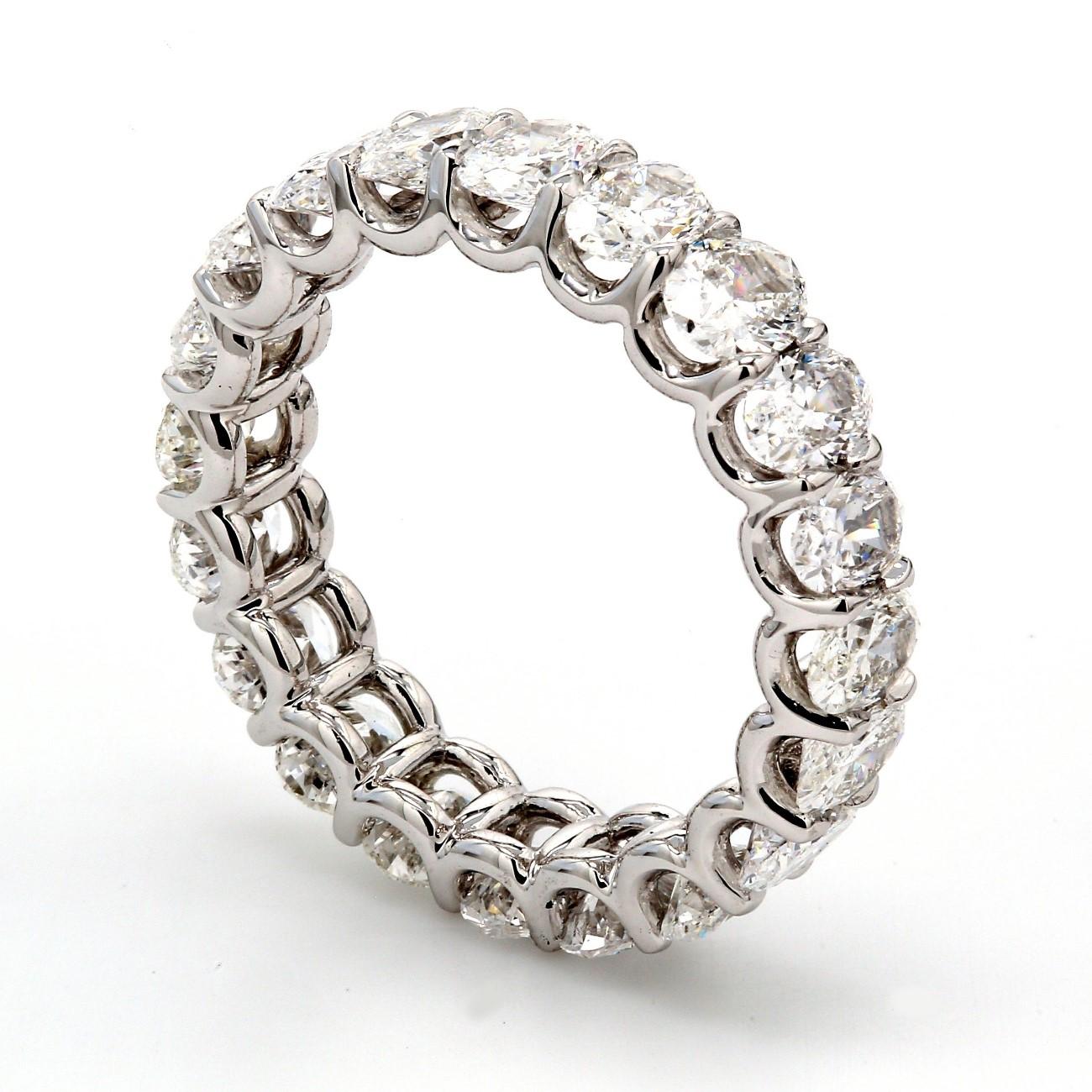 Taglio ovale Fascia per l'eternità in platino con diamanti taglio ovale. D3,93ct.t.w. in vendita