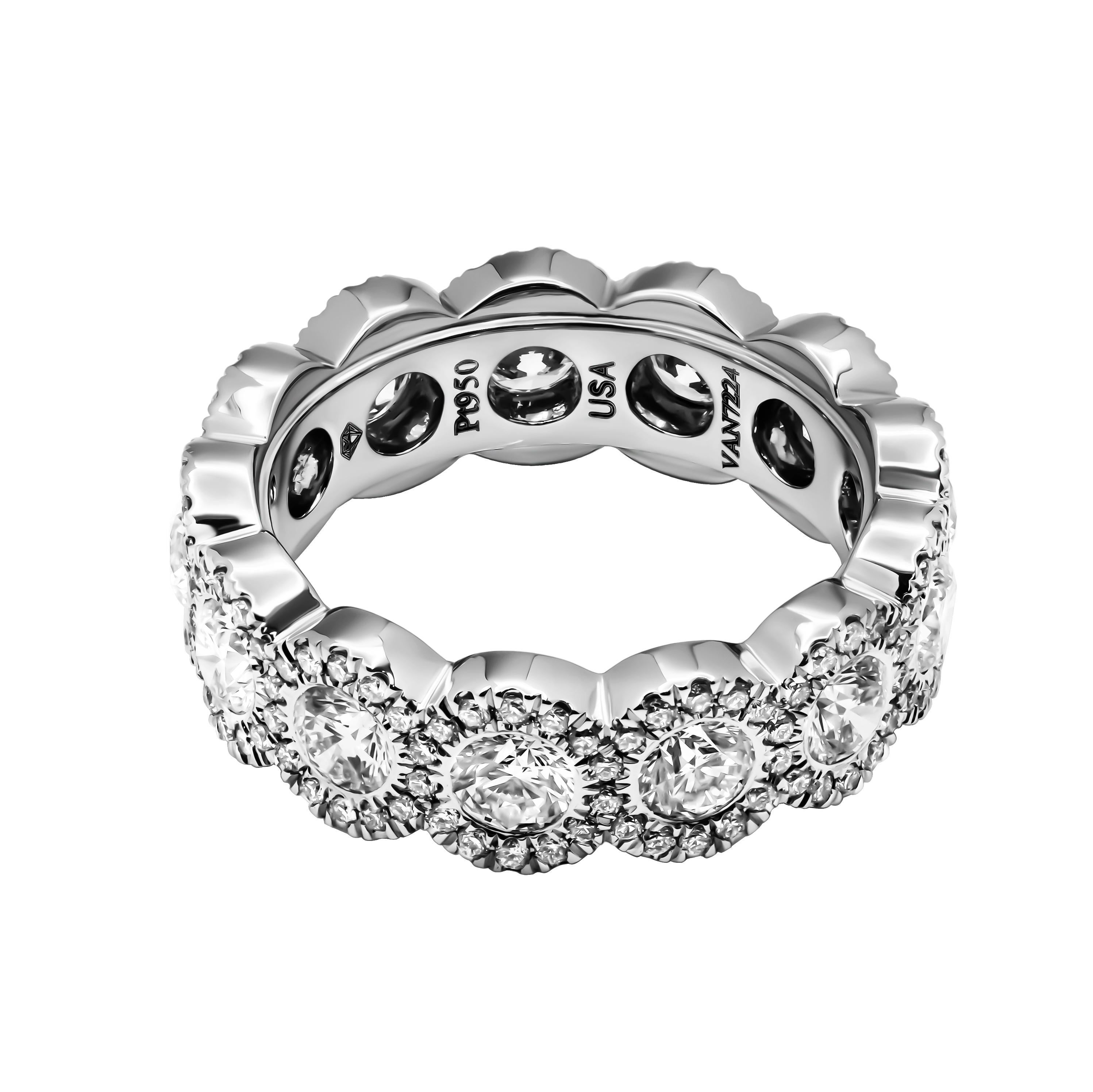Lasciati conquistare dall'eleganza senza tempo di questa squisita Elegity Band, meticolosamente realizzata in lussuoso platino. Questo splendido pezzo presenta un design accattivante con un'aureola di pavé intorno a ogni pietra rotonda, creando un