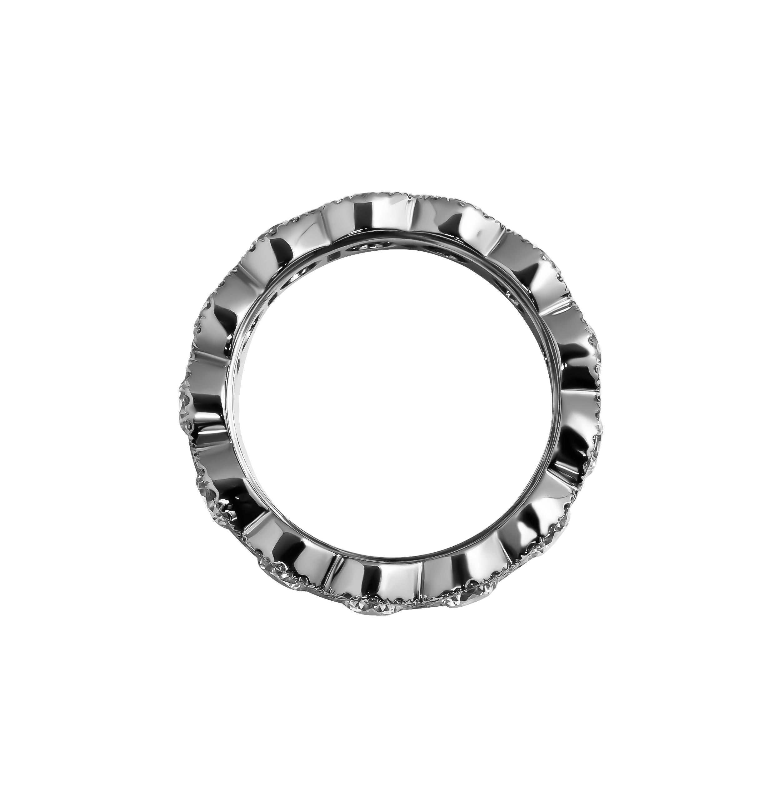 Taglio rotondo Fascia per l'eternità in platino con pave halo intorno a pietre rotonde in vendita