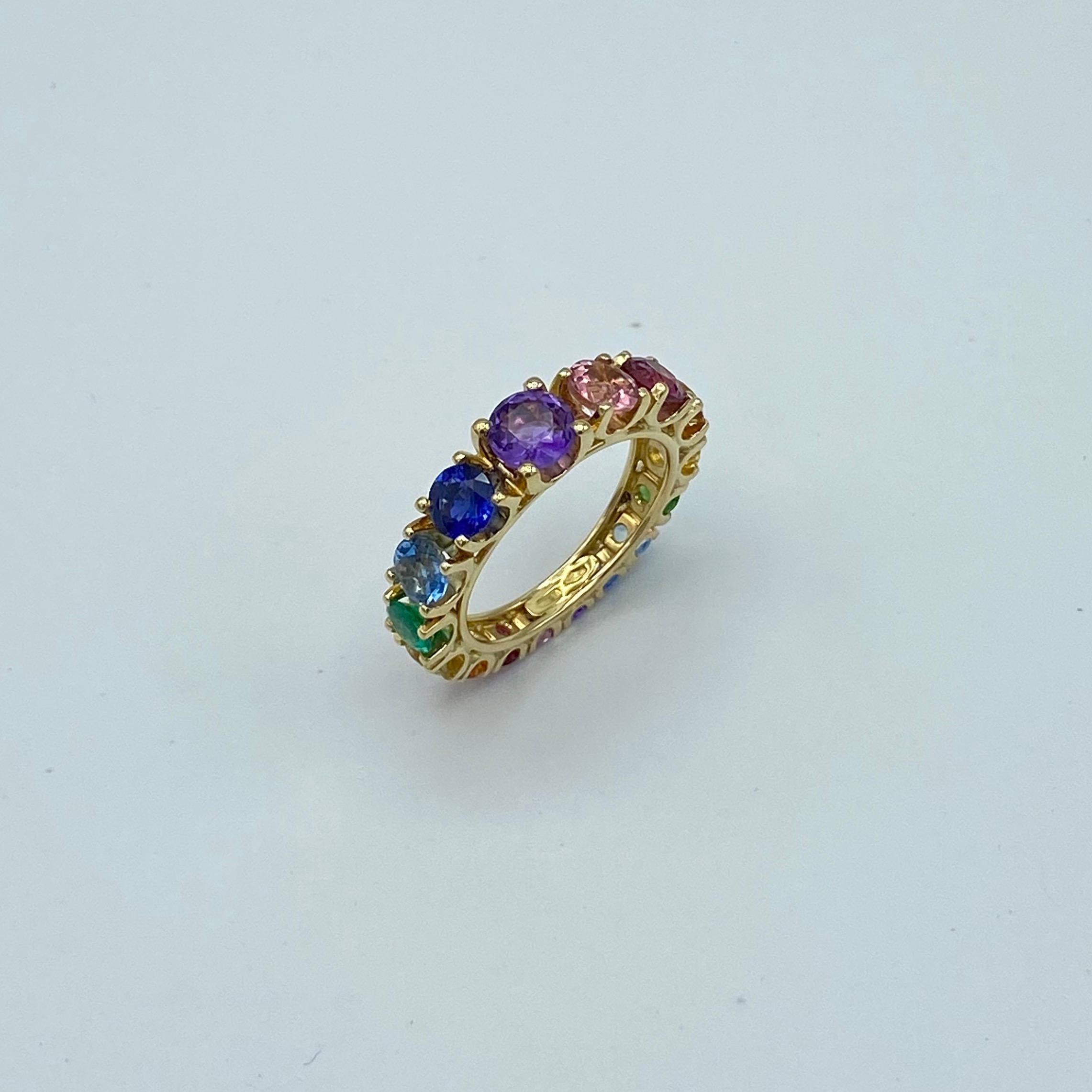 Eternity-Ring aus 18 Karat Gold mit Regenbogen-Saphir-Smaragd-Tzavorit und Halbedelstein (Rundschliff) im Angebot