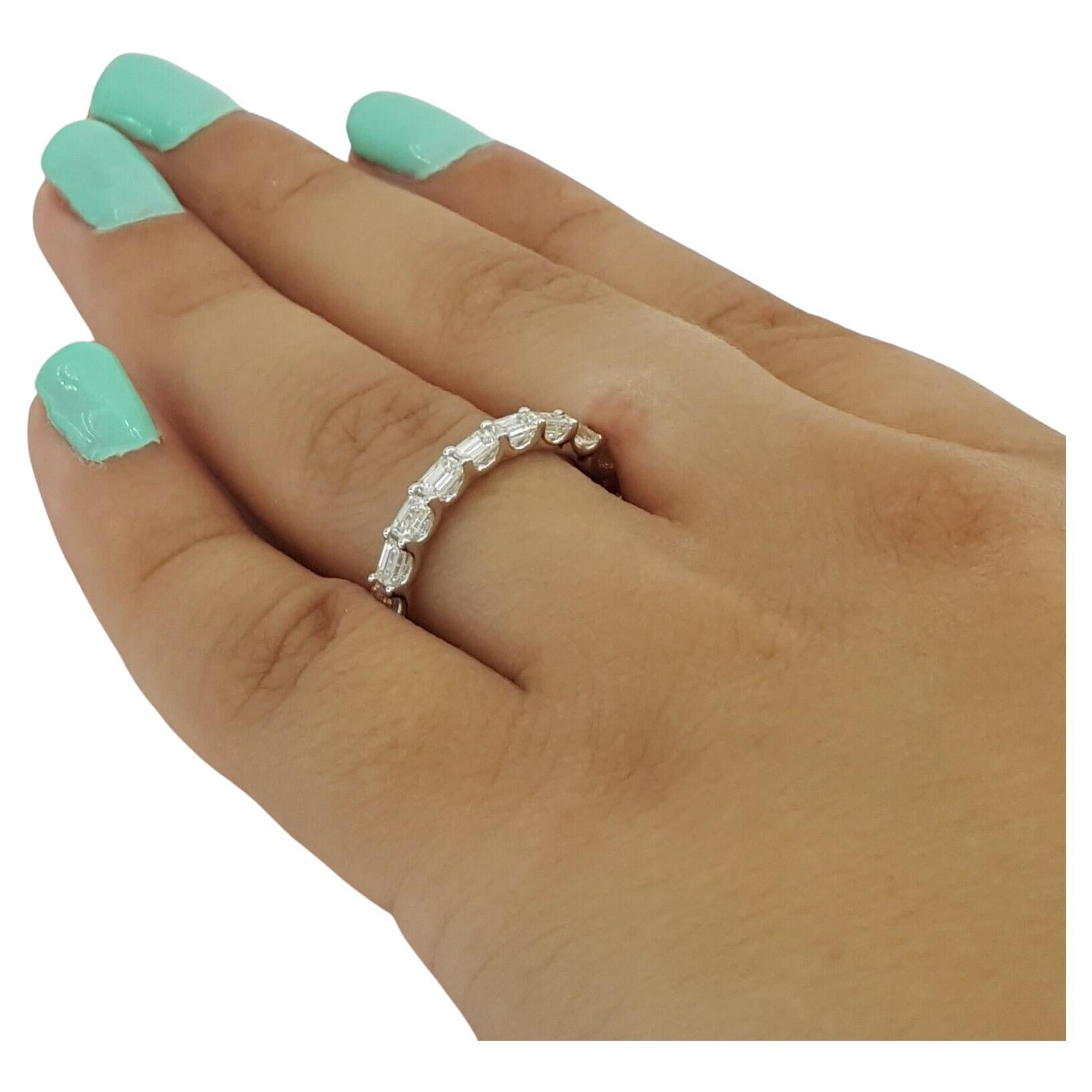 Eternity-Ring mit 2 Karat Diamanten im Smaragdschliff im Angebot