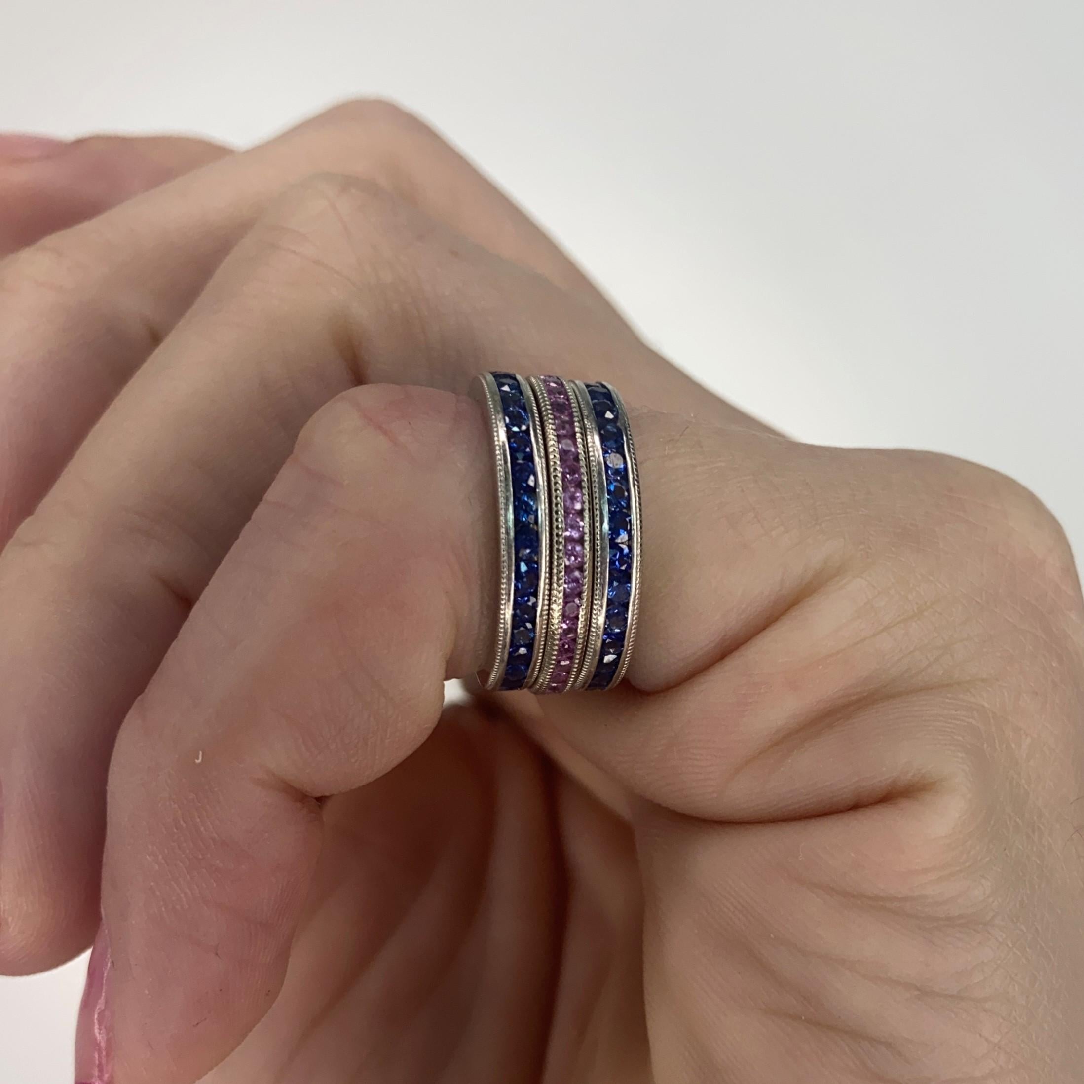 Eternity Band Ring aus 18 Karat Weißgold mit 1,22 Karat lebhaft blauen Saphiren für Damen oder Herren im Angebot
